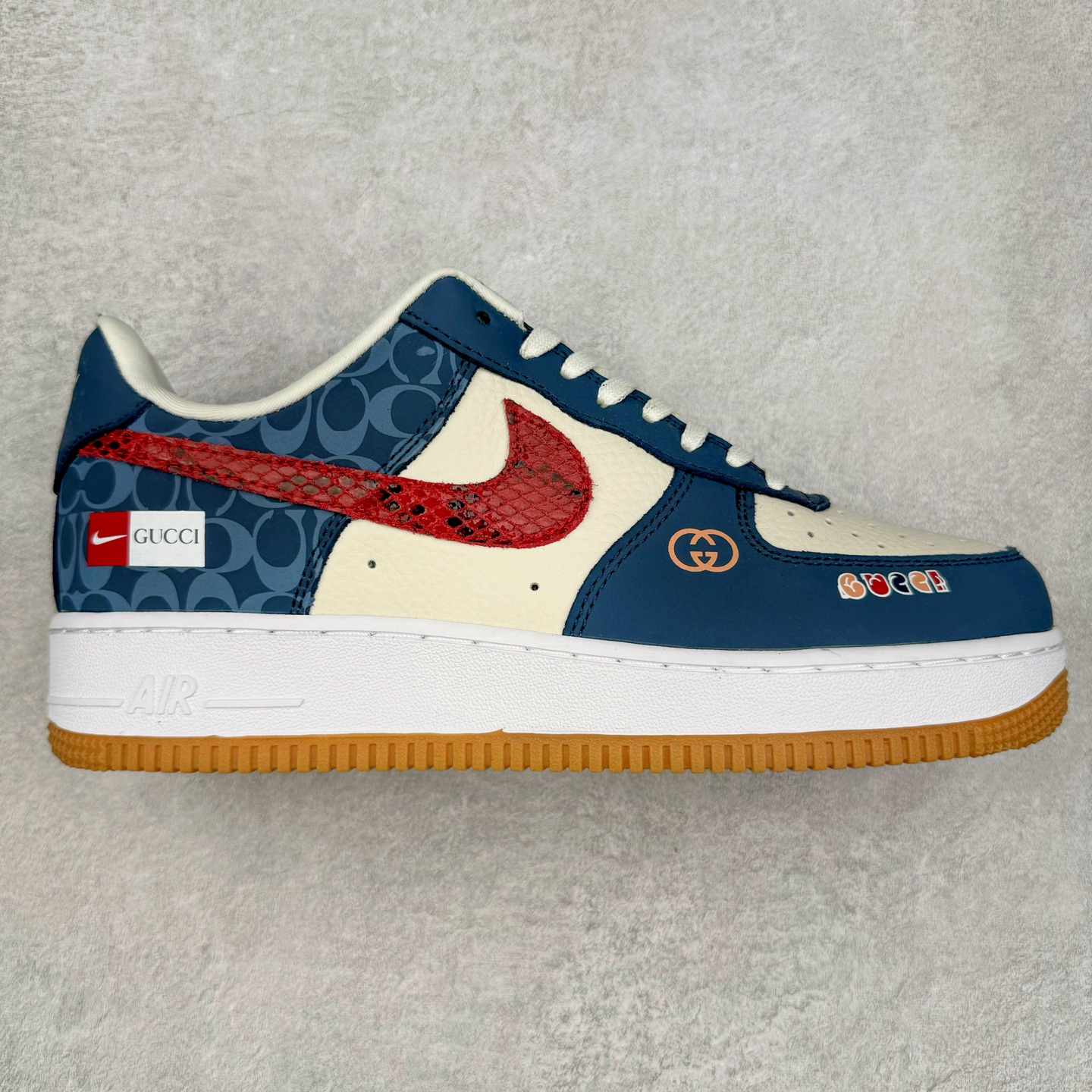 NK Air Force 1´07 Low 空军一号低帮百搭休闲运动板鞋 DF0188-039 柔软、弹性十足的缓震性能和出色的中底设计 横跨复古与现代的外型结合 造就出风靡全球 三十多年的Force 1 直到今天还深受青睐 实拍调校N版已经零色差零失真 百分百还原实物色彩所见即所得 不存在货不对板色差等低级问题 选购参考实物拍摄 不混卖不参货 只用心做好货严格选品 承诺混一赔十 尺码：36 36.5 37.5 38 38.5 39 40 40.5 41 42 42.5 43 44 44.5 45-选品中心