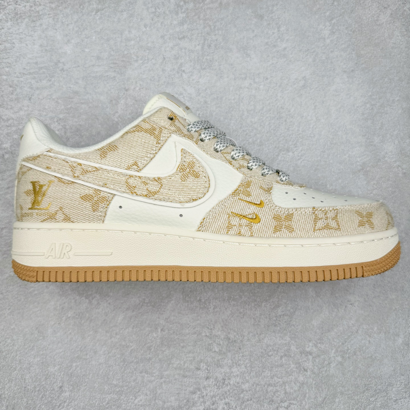 NK Air Force 1´07 Low 空军一号低帮百搭休闲运动板鞋 SJ2088-001 柔软、弹性十足的缓震性能和出色的中底设计 横跨复古与现代的外型结合 造就出风靡全球 三十多年的Force 1 直到今天还深受青睐 实拍调校N版已经零色差零失真 百分百还原实物色彩所见即所得 不存在货不对板色差等低级问题 选购参考实物拍摄 不混卖不参货 只用心做好货严格选品 承诺混一赔十 尺码：36 36.5 37.5 38 38.5 39 40 40.5 41 42 42.5 43 44 44.5 45-选品中心