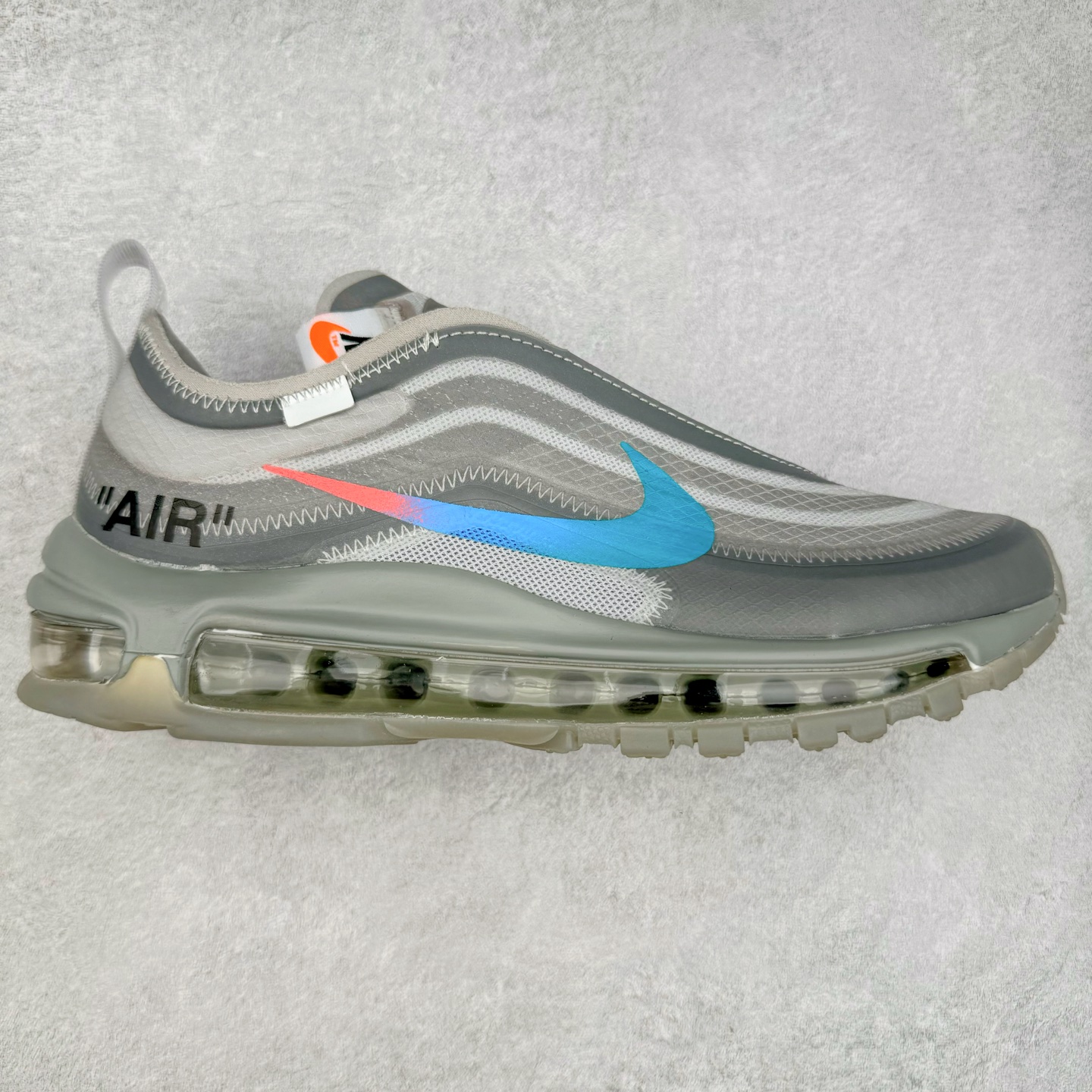 OFF-WHITE x NK Air Max 97 The Ten OW联名款舒适低帮气垫休闲跑步鞋 AJ4585-101 正确半透明网纱材质 热熔高频处理鞋面 透明气窗气垫装置 回弹PU模真气垫大底 全套包装配件 实拍调校N版已经零色差零失真 百分百还原实物色彩所见即所得 不存在货不对板色差等低级问题 选购参考实物拍摄 不混卖不参货 只用心做好货严格选品 承诺混一赔十 尺码：36 36.5 37.5 38 38.5 39 40 40.5 41 42 42.5 43 44 44.5 45-选品中心