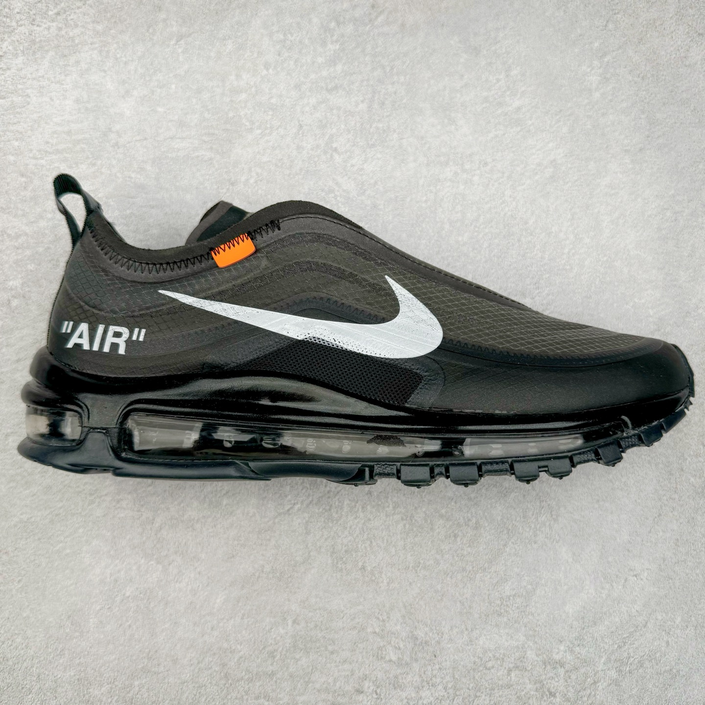 OFF-WHITE x NK Air Max 97 The Ten OW联名款舒适低帮气垫休闲跑步鞋 AJ4585-001 正确半透明网纱材质 热熔高频处理鞋面 透明气窗气垫装置 回弹PU模真气垫大底 全套包装配件 实拍调校N版已经零色差零失真 百分百还原实物色彩所见即所得 不存在货不对板色差等低级问题 选购参考实物拍摄 不混卖不参货 只用心做好货严格选品 承诺混一赔十 尺码：36 36.5 37.5 38 38.5 39 40 40.5 41 42 42.5 43 44 44.5 45-选品中心