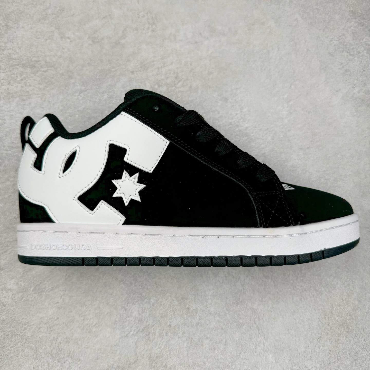 DC Shoes 牛皮百搭潮流时尚面包鞋低帮板鞋 实拍调校N版已经零色差零失真 百分百还原实物色彩所见即所得 不存在货不对板色差等低级问题 选购参考实物拍摄 不混卖不参货 只用心做好货严格选品 承诺混一赔十 尺码:36 36.5 37.5 38 38.5 39 40 40.5 41 42 42.5 43 44 44.5 45-选品中心