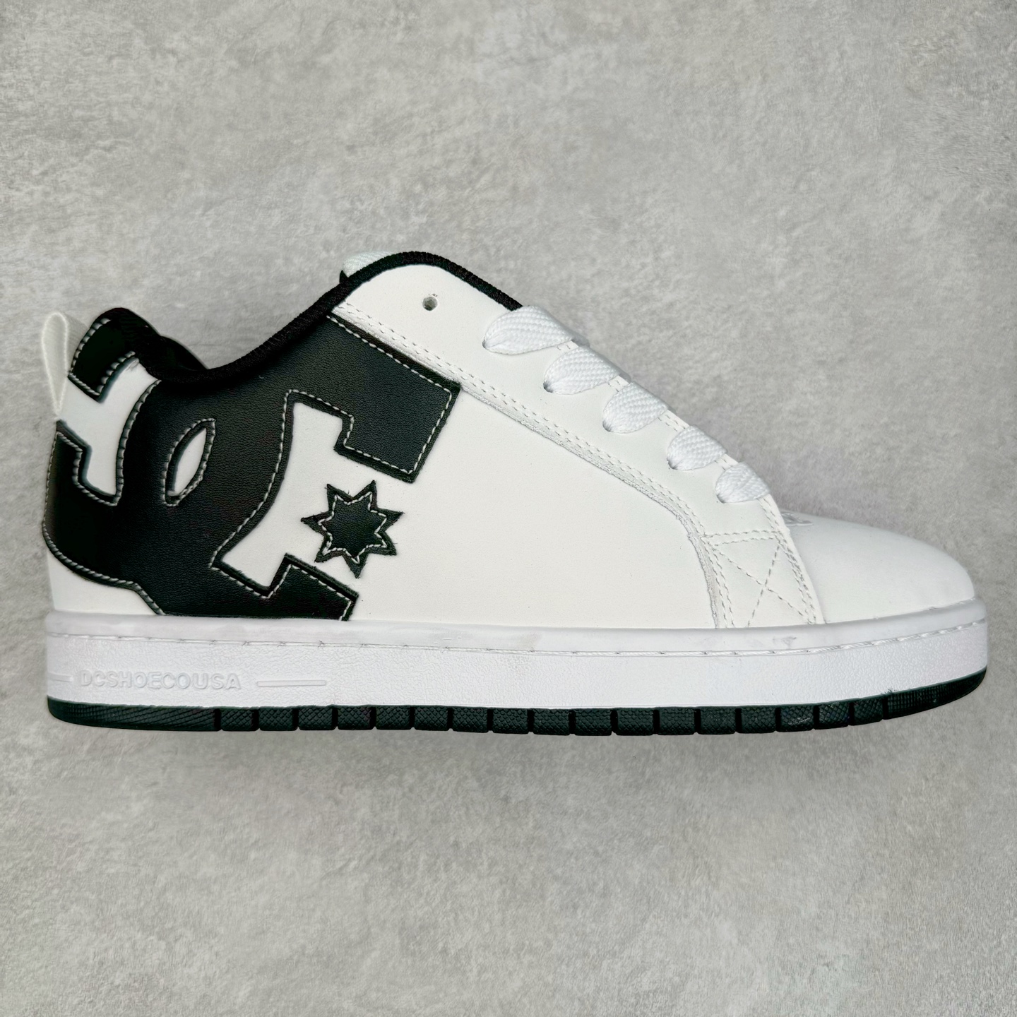 DC Shoes 牛皮百搭潮流时尚面包鞋低帮板鞋 实拍调校N版已经零色差零失真 百分百还原实物色彩所见即所得 不存在货不对板色差等低级问题 选购参考实物拍摄 不混卖不参货 只用心做好货严格选品 承诺混一赔十 尺码:36 36.5 37.5 38 38.5 39 40 40.5 41 42 42.5 43 44 44.5 45-选品中心