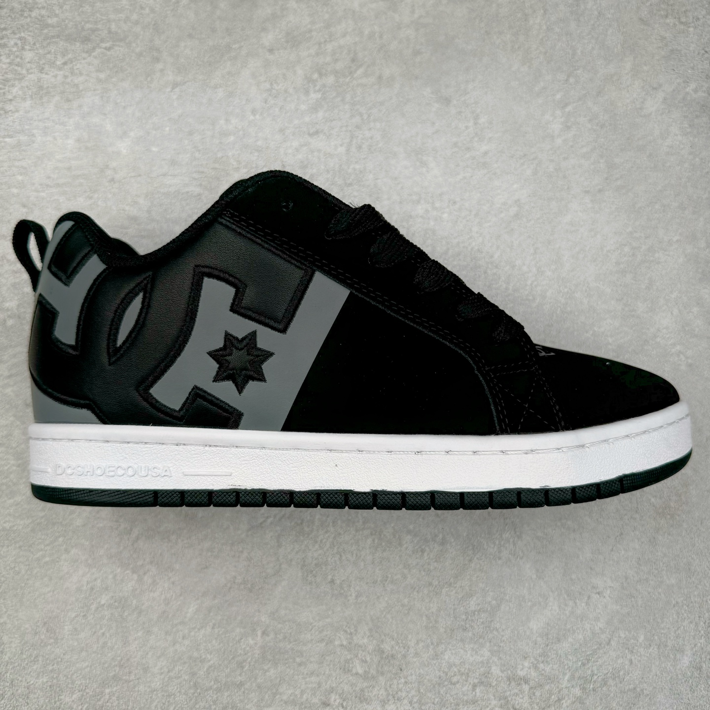 DC Shoes 牛皮百搭潮流时尚面包鞋低帮板鞋 实拍调校N版已经零色差零失真 百分百还原实物色彩所见即所得 不存在货不对板色差等低级问题 选购参考实物拍摄 不混卖不参货 只用心做好货严格选品 承诺混一赔十 尺码:36 36.5 37.5 38 38.5 39 40 40.5 41 42 42.5 43 44 44.5 45-选品中心