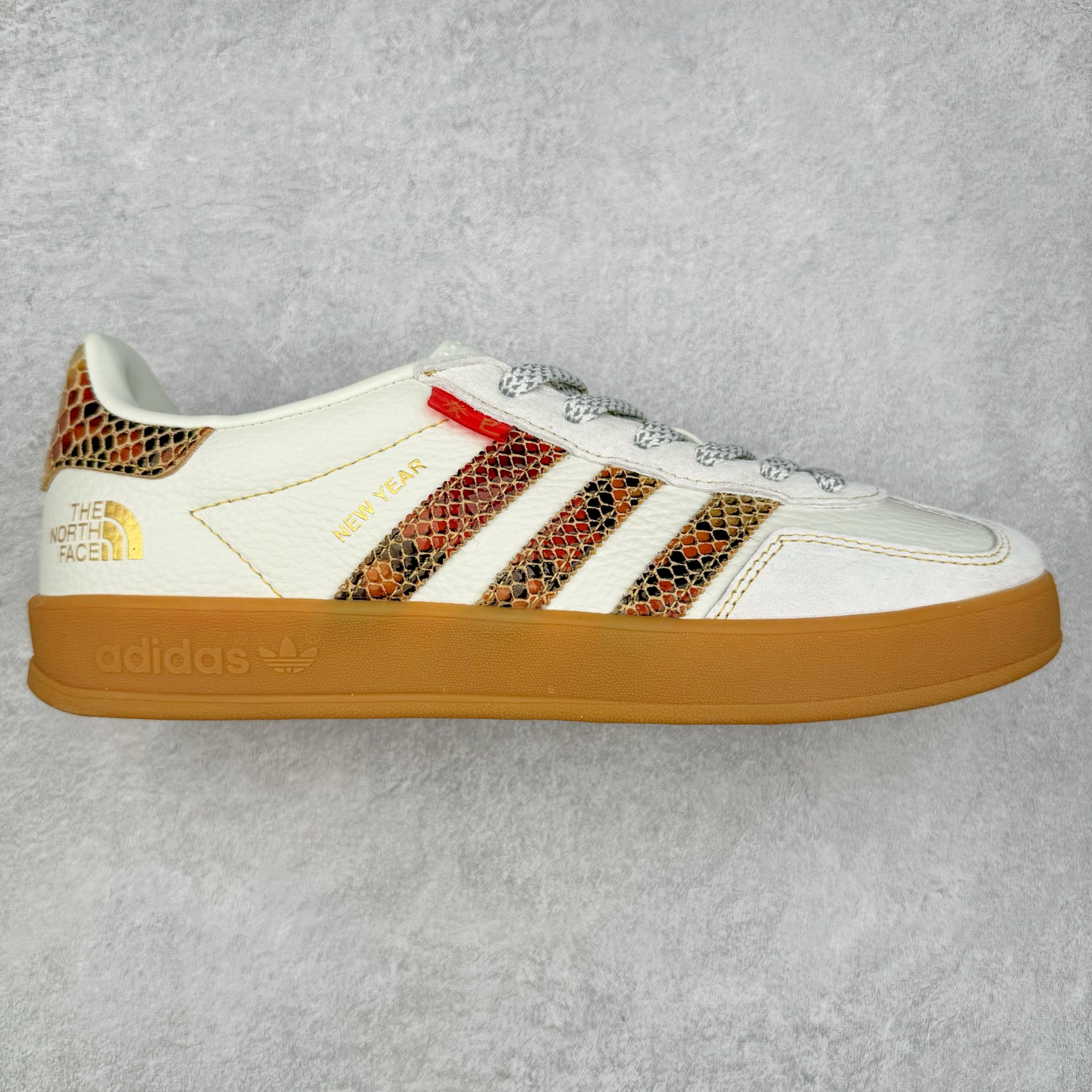 AD Gazelle Indoor Trainers 羚羊内训系列低帮复古百搭休闲运动德训风板鞋 CH6336 90年代经典的复刻版！自60年代以足球训练鞋面世以来,Gazelle就以其经典设计席卷全球。1991年版本的复刻,再造经典Gazelle。采用皮革打造,搭配浊色细节,让这款经典更加简约。尺码：36 36⅔ 37⅓ 38 38⅔ 39⅓ 40 40⅔ 41⅓ 42 42⅔ 43⅓ 44 44⅔ 45-选品中心