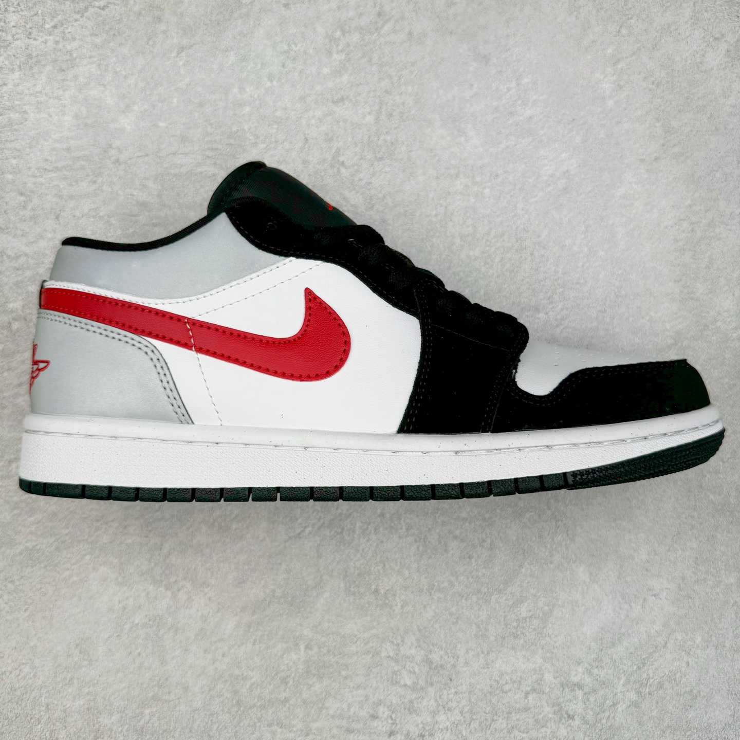 ＃K版 Air Jordan AJ1 Low 低帮 黑白红 HF3148-106 全新流水线出品 DT版本唯一平替选择 市场第二梯队最强版 全部原鞋开发 原楦原纸板开发 全鞋电脑针车 原厂内置全掌气垫 原盒内在原标 唯一Zp原版鞋带绑法 免检产品 全新2022版型 全头层皮料 完美零毛边处理 原厂配置全掌气垫 价格定位良心 几十个配色陆续出货 实拍调校N版已经零色差零失真 百分百还原实物色彩所见即所得 不存在货不对板色差等低级问题 选购参考实物拍摄 不混卖不参货 只用心做好货严格选品 承诺混一赔十 尺码：36 36.5 37.5 38 38.5 39 40 40.5 41 42 42.5 43 44 44.5 45-选品中心