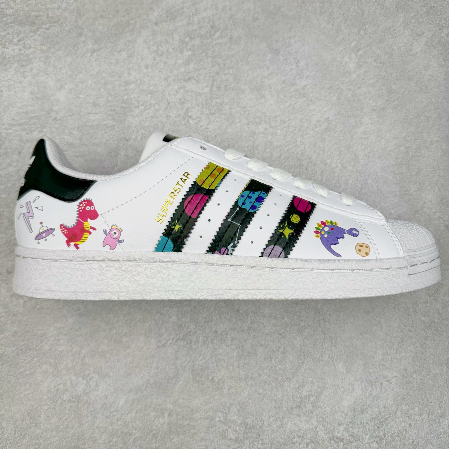 AD Originals Superstar 经典复古贝壳头板鞋 EG4958 诞生于1969年 是第一双将全皮面鞋 身与橡胶鞋头结合在一起的低帮篮球鞋 Superstar最开始 是作为高帮篮球鞋Pro Model的低帮版本而出现的 但因为其独特和醒目的橡胶鞋头造型而让大家熟知 被大家形象地称为\\\”shelltoe\\\”贝壳头 在70年代的美国职业篮球场上 接近3/4的NBA球员都将这双Superstar作为场上用鞋 80年代之后 经过不断的改良和发展 Superstar逐渐成为横跨时装、音乐、街头文化、休闲和运动等各大领域的时尚潮鞋 尺码：36 36.5 37 38 38.5 39 40 40.5 41 42 42.5 43 44 44.5 45-选品中心