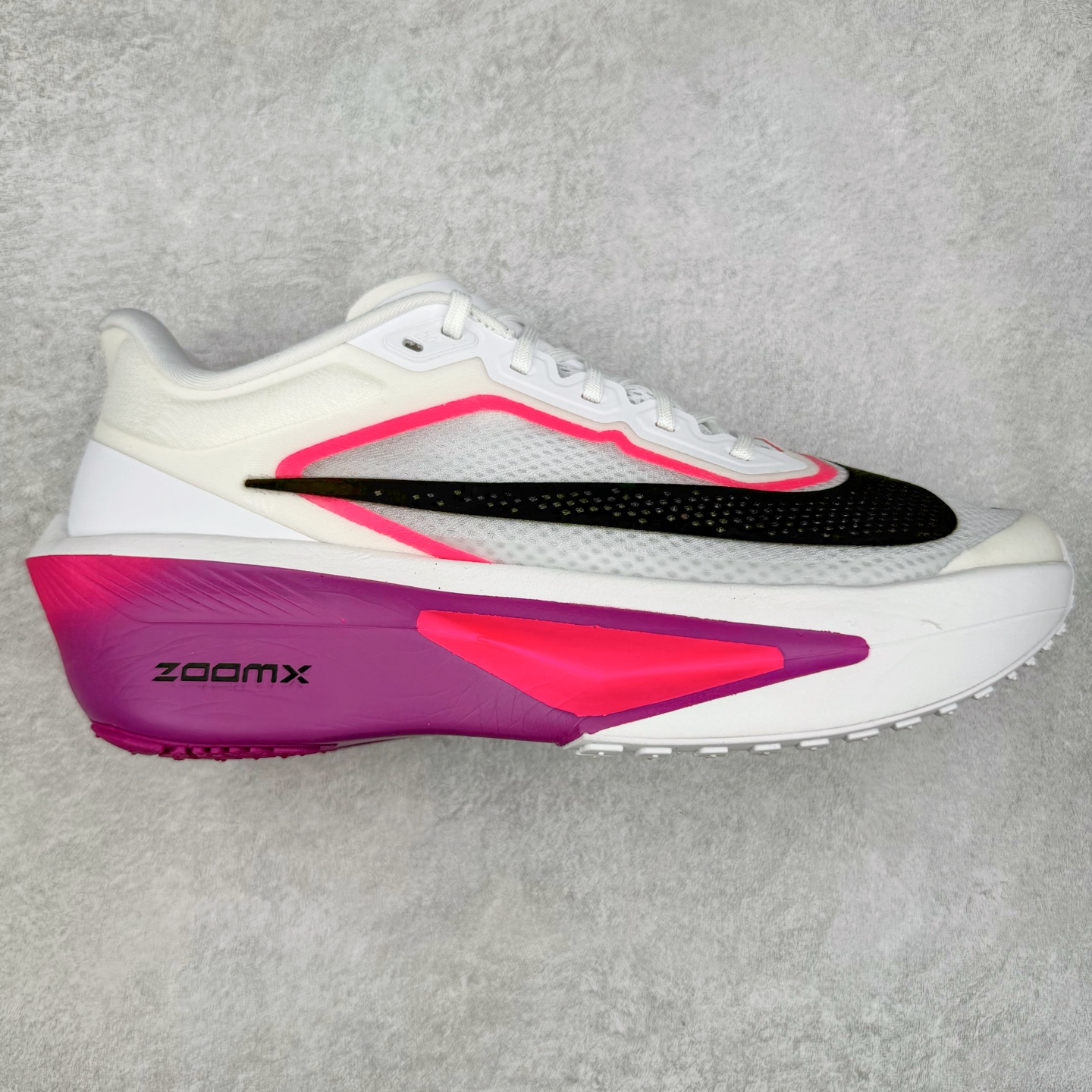 NK ZoomX Invincible Run Flyknit 6 轻量跑鞋 飞织低帮休闲运动慢跑鞋 厚底增高 老爹鞋 此鞋专为短跑运动员而生 是为 5 至 10 公里距离的赛事和训练打造 整体设计采用流线型的轻质工程网眼材质构成鞋面 并与其他 Running 旗舰鞋款同样搭载全脚掌 ZoomX 缓冲中底 搭配 Pebax 物料与橡胶外底 ZoomX StreakFly 首发配色以Prototype呈现 其灵感是来自开发期间的磨损测试 透过编号的标记与内侧的预期跑步距离突出研发过程 货号： FN8454-100 尺码：36 36.5 37.5 38 38.5 39 40 40.5 41 42 42.5 43 44 45-选品中心