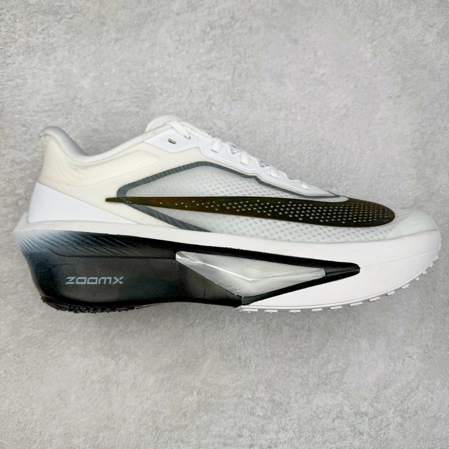 NK ZoomX Invincible Run Flyknit 6 轻量跑鞋 飞织低帮休闲运动慢跑鞋 厚底增高 老爹鞋 此鞋专为短跑运动员而生 是为 5 至 10 公里距离的赛事和训练打造 整体设计采用流线型的轻质工程网眼材质构成鞋面 并与其他 Running 旗舰鞋款同样搭载全脚掌 ZoomX 缓冲中底 搭配 Pebax 物料与橡胶外底 ZoomX StreakFly 首发配色以Prototype呈现 其灵感是来自开发期间的磨损测试 透过编号的标记与内侧的预期跑步距离突出研发过程 货号： FN8455-101 尺码：36 36.5 37.5 38 38.5 39 40 40.5 41 42 42.5 43 44 45-选品中心