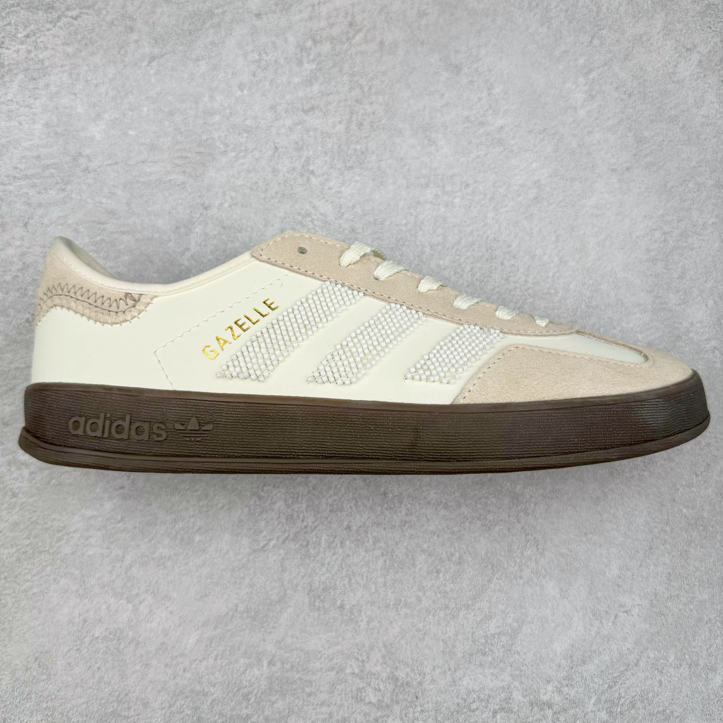 AD Gazelle Indoor Trainers 羚羊内训系列低帮复古百搭休闲运动德训风板鞋 IH3719 90年代经典的复刻版！自60年代以足球训练鞋面世以来,Gazelle就以其经典设计席卷全球。1991年版本的复刻,再造经典Gazelle。采用皮革打造,搭配浊色细节,让这款经典更加简约。实拍调校N版已经零色差零失真 百分百还原实物色彩所见即所得 不存在货不对板色差等低级问题 选购参考实物拍摄 不混卖不参货 只用心做好货严格选品 承诺混一赔十 尺码：36 36.5 37.5 38 38.5 39 40 40.5 41 42 42.5 43 44 44.5 45-选品中心