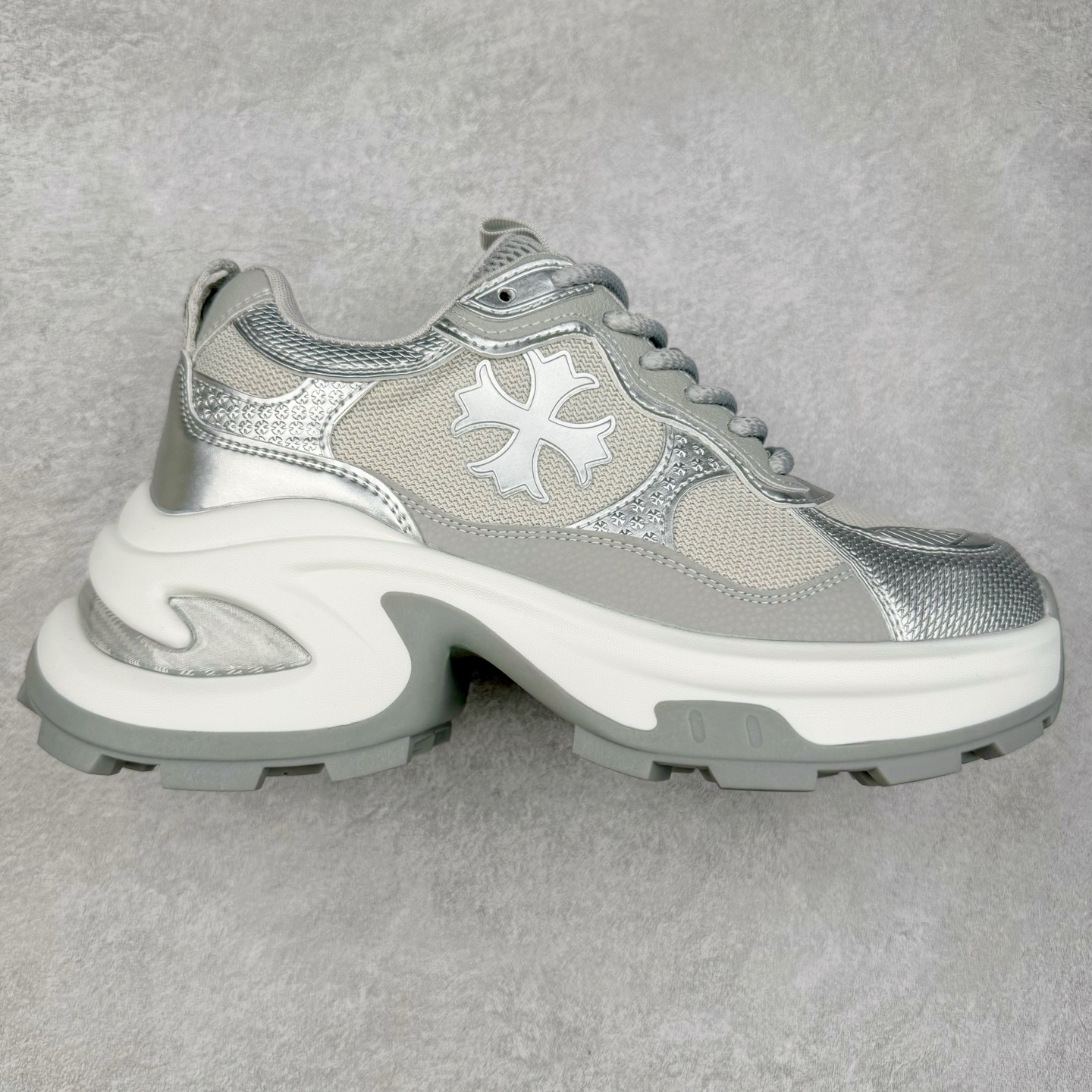 GG-CC Chunky Low白鹿同款独星球 2024新款GGCC低帮复古厚底增高老爹鞋 时髦look轻松定格 不费力展现率性氛围 原版正确大底 高档银盒 酷帅机能风不规则设计大底 8CM 增高厚底 大长腿既视感轻松拿捏 货号:G24X9833 尺码:35 36 37 38 39 40-选品中心