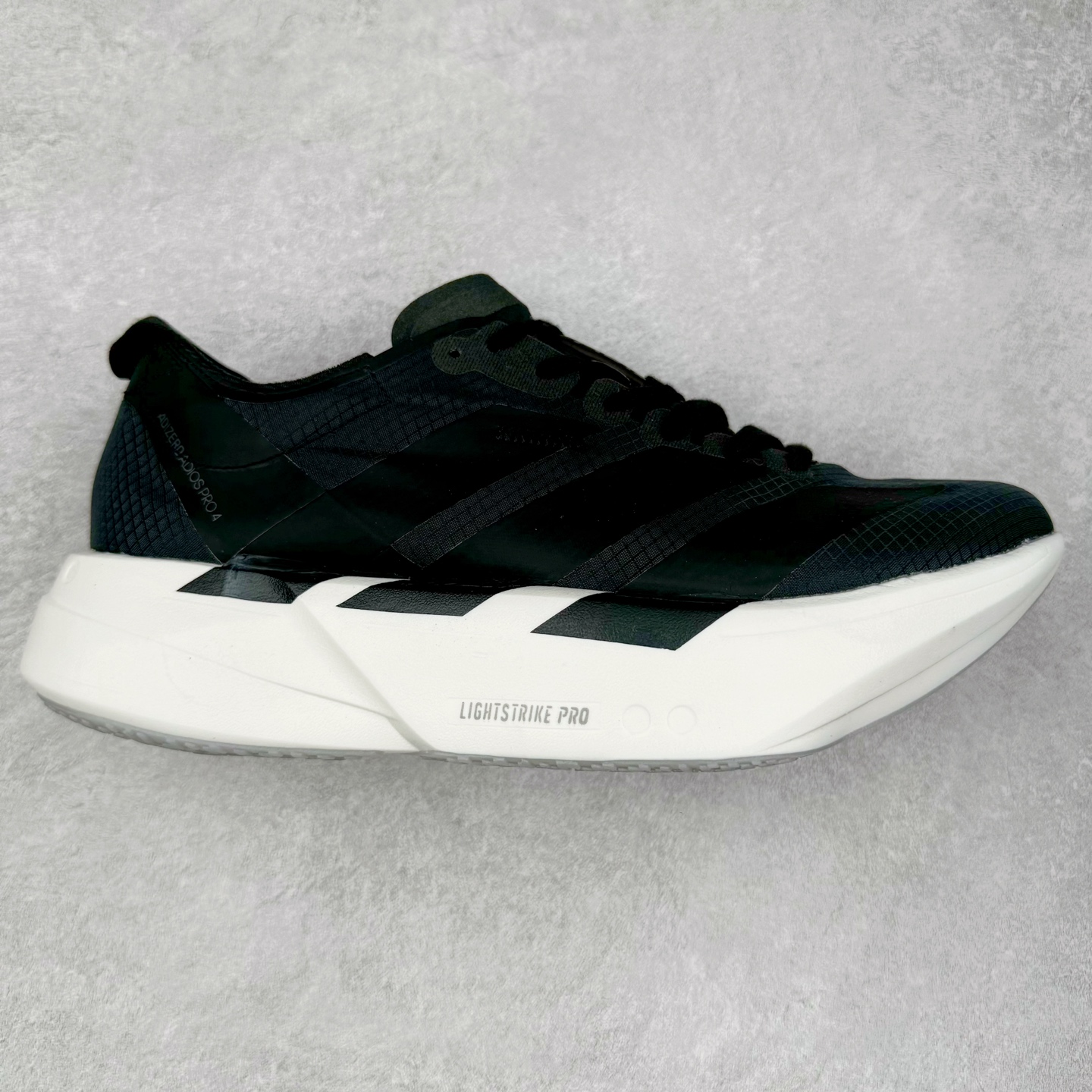 AD Adizero Eva SL M 零度进化版系列低帮轻便透气竞速休闲运动慢跑鞋 JR6360 相信大家对去年 adidas 横空出世的「顶级超跑」adiZero Adios Pro EVO 1 记忆犹新！不仅登顶阿迪史上最轻跑鞋宝座，更在接下来的全球马拉松赛事中，持续书写着惊人成绩，被网友戏称新一代「阿迪神鞋」全网刷屏！极简设计语言与强烈速度感和存在感的鞋侧三线，让人过目不忘，特别种草！其中定位于中长跑训练的 adidas Adizero Evo SL，整体外观造型与 adiZero Adios Pro EVO 1 非常相似。中底配置方面搭载全掌 Lightstrike Pro，鞋面采用透气网面示人，契合日常训练鞋的定位，更加耐用。外底给到了马牌橡胶，及类似上代竞速旗舰 adidas Adizero Adios Pro 3 区域分布。整体看下来无论是外观的鲜明辨识度，还是配置的扎实程度都很顶。实拍调校N版已经零色差零失真 百分百还原实物色彩所见即所得 不存在货不对板色差等低级问题 选购参考实物拍摄 不混卖不参货 只用心做好货严格选品 承诺混一赔十 尺码：36 36.5 37.5 38 38.5 39 40 40.5 41 42 42.5 43 44 44.5 45-选品中心