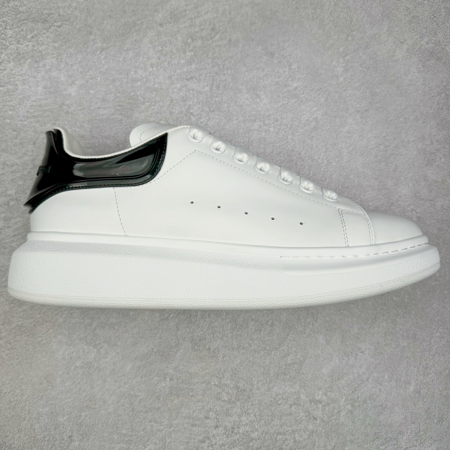 Alexander McQueen 亚历山大麦昆小白鞋 全套专柜包装物及配件(附送快递加固牛皮纸盒)右脚鞋面嵌入核心防伪芯片装置,秒杀市面文案版本 支持NFC原码独立扫描 采用丝绸硬质头层小牛皮鞋面材质 内外超软小羊皮贴脚透气及超软PU脚感乳胶物料鞋 外置原抽真空高密度增高底 白色光滑牛皮革系带运动鞋，圆头设计，鞋跟点缀黑色绒面革细节。搭配宽扁鞋带，鞋舌和后帮饰有 Alexander McQueen 品牌标志。阔型橡胶鞋底。运动鞋另配一副鞋带材料 100% 小牛皮 所有细节与原版一致 尺码：35 36 37 38 39 40 41 42 43 44 45-选品中心