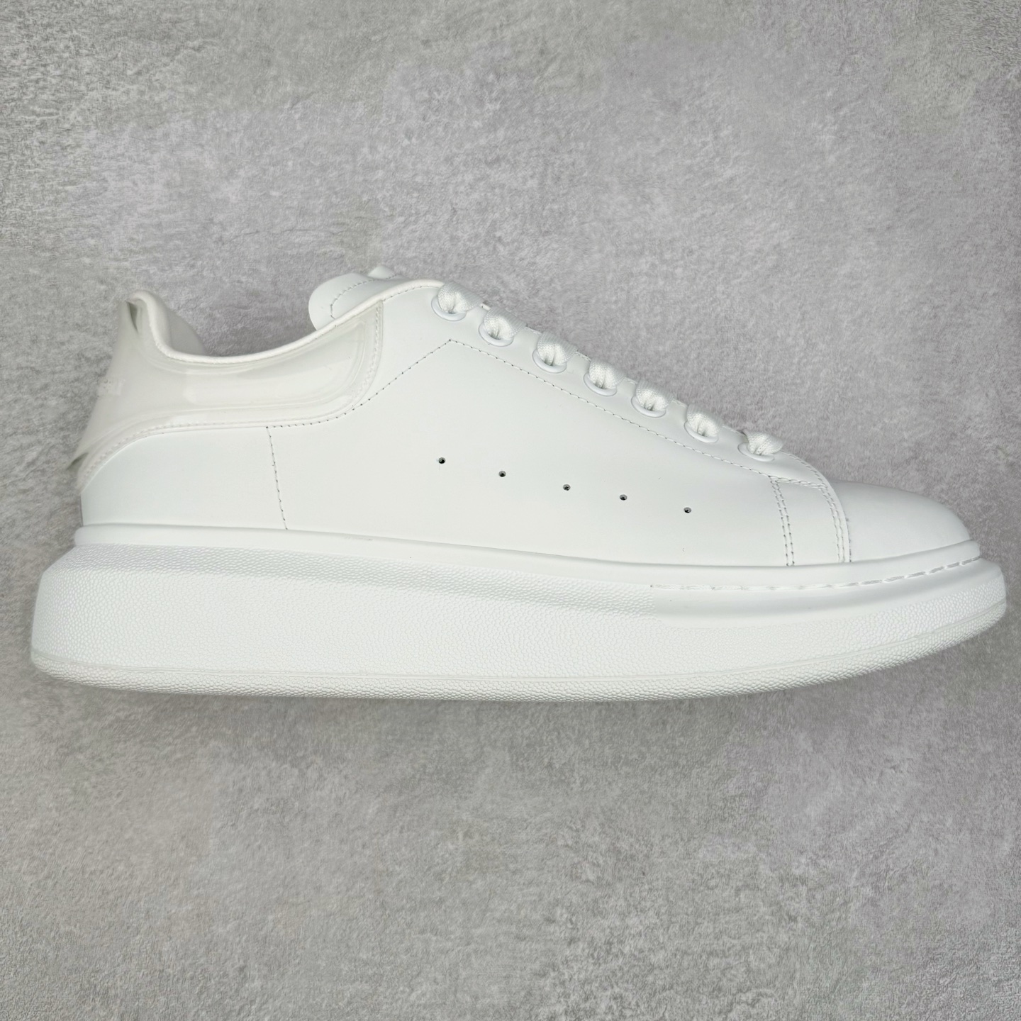 Alexander McQueen 亚历山大麦昆小白鞋 全套专柜包装物及配件(附送快递加固牛皮纸盒)右脚鞋面嵌入核心防伪芯片装置,秒杀市面文案版本 支持NFC原码独立扫描 采用丝绸硬质头层小牛皮鞋面材质 内外超软小羊皮贴脚透气及超软PU脚感乳胶物料鞋 外置原抽真空高密度增高底 白色光滑牛皮革系带运动鞋，圆头设计，鞋跟点缀黑色绒面革细节。搭配宽扁鞋带，鞋舌和后帮饰有 Alexander McQueen 品牌标志。阔型橡胶鞋底。运动鞋另配一副鞋带材料 100% 小牛皮 所有细节与原版一致 尺码：35 36 37 38 39 40 41 42 43 44 45-选品中心