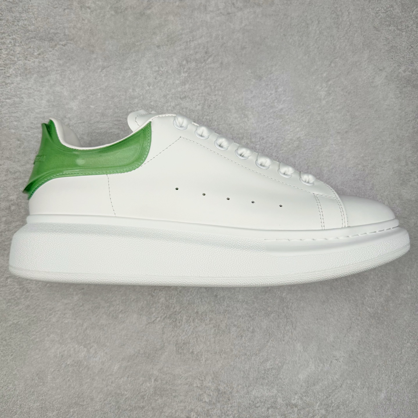 Alexander McQueen 亚历山大麦昆小白鞋 全套专柜包装物及配件(附送快递加固牛皮纸盒)右脚鞋面嵌入核心防伪芯片装置,秒杀市面文案版本 支持NFC原码独立扫描 采用丝绸硬质头层小牛皮鞋面材质 内外超软小羊皮贴脚透气及超软PU脚感乳胶物料鞋 外置原抽真空高密度增高底 白色光滑牛皮革系带运动鞋，圆头设计，鞋跟点缀黑色绒面革细节。搭配宽扁鞋带，鞋舌和后帮饰有 Alexander McQueen 品牌标志。阔型橡胶鞋底。运动鞋另配一副鞋带材料 100% 小牛皮 所有细节与原版一致 尺码：35 36 37 38 39 40 41 42 43 44 45-选品中心