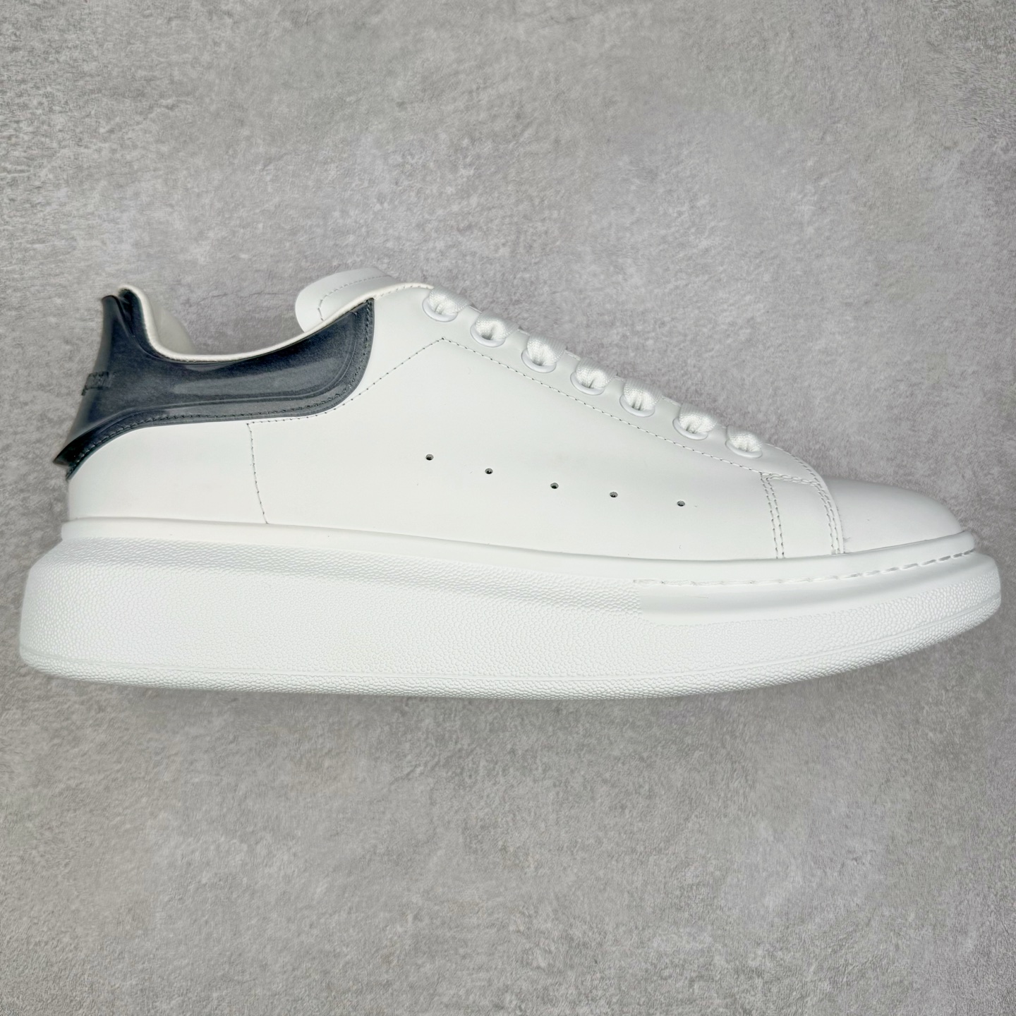 Alexander McQueen 亚历山大麦昆小白鞋 全套专柜包装物及配件(附送快递加固牛皮纸盒)右脚鞋面嵌入核心防伪芯片装置,秒杀市面文案版本 支持NFC原码独立扫描 采用丝绸硬质头层小牛皮鞋面材质 内外超软小羊皮贴脚透气及超软PU脚感乳胶物料鞋 外置原抽真空高密度增高底 白色光滑牛皮革系带运动鞋，圆头设计，鞋跟点缀黑色绒面革细节。搭配宽扁鞋带，鞋舌和后帮饰有 Alexander McQueen 品牌标志。阔型橡胶鞋底。运动鞋另配一副鞋带材料 100% 小牛皮 所有细节与原版一致 尺码：35 36 37 38 39 40 41 42 43 44 45-选品中心