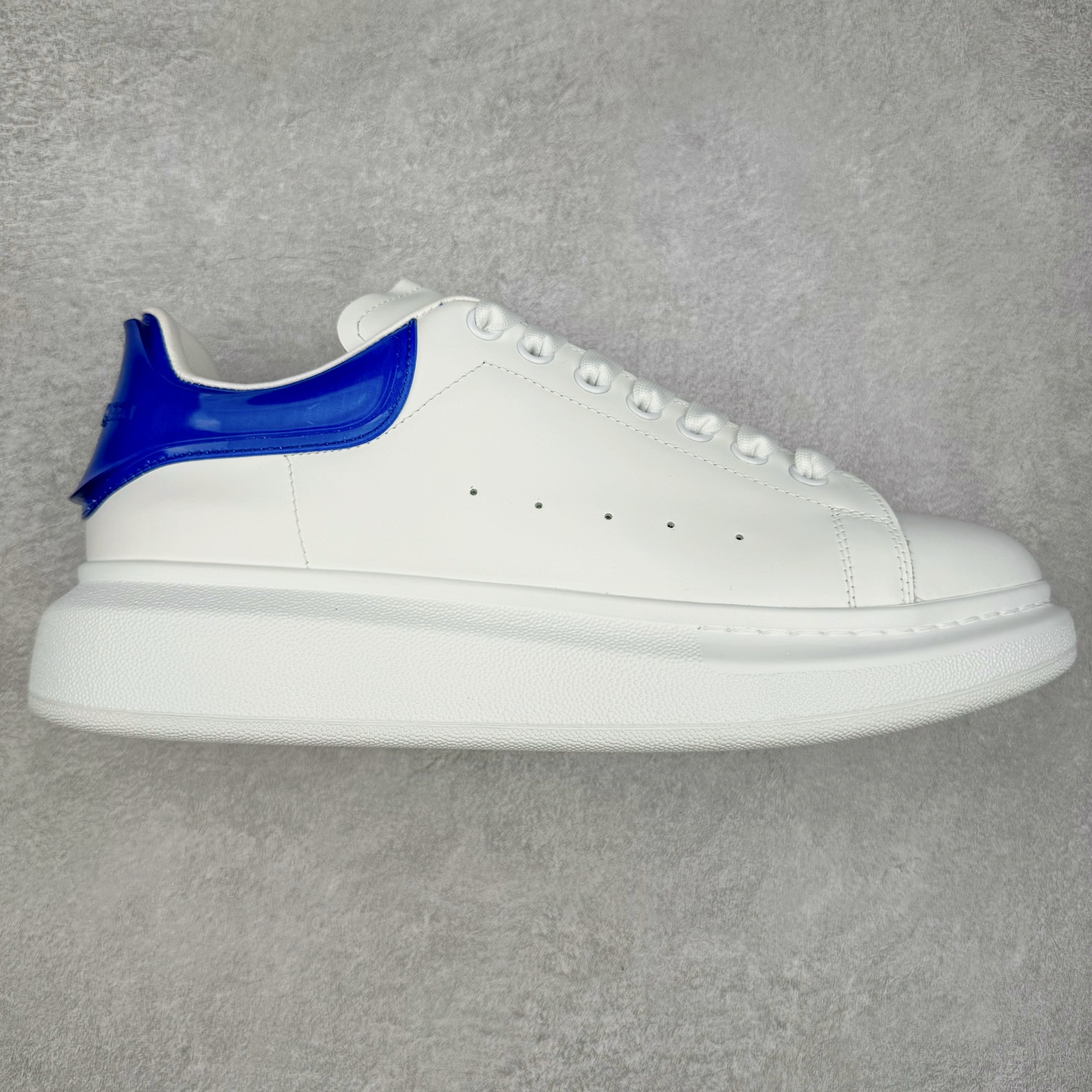 Alexander McQueen 亚历山大麦昆小白鞋 全套专柜包装物及配件(附送快递加固牛皮纸盒)右脚鞋面嵌入核心防伪芯片装置,秒杀市面文案版本 支持NFC原码独立扫描 采用丝绸硬质头层小牛皮鞋面材质 内外超软小羊皮贴脚透气及超软PU脚感乳胶物料鞋 外置原抽真空高密度增高底 白色光滑牛皮革系带运动鞋，圆头设计，鞋跟点缀黑色绒面革细节。搭配宽扁鞋带，鞋舌和后帮饰有 Alexander McQueen 品牌标志。阔型橡胶鞋底。运动鞋另配一副鞋带材料 100% 小牛皮 所有细节与原版一致 尺码：35 36 37 38 39 40 41 42 43 44 45-选品中心