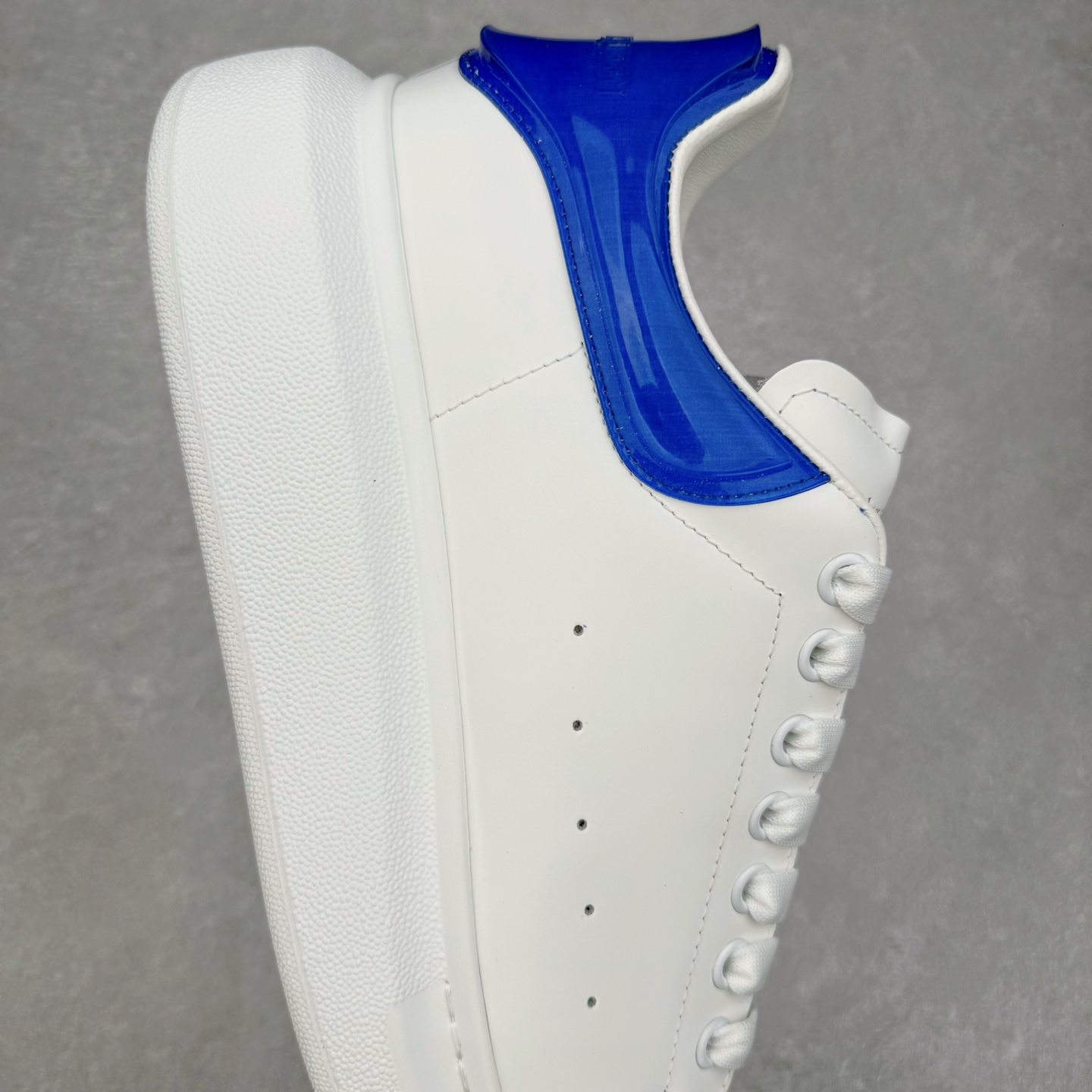 图片[6]-Alexander McQueen 亚历山大麦昆小白鞋 全套专柜包装物及配件(附送快递加固牛皮纸盒)右脚鞋面嵌入核心防伪芯片装置,秒杀市面文案版本 支持NFC原码独立扫描 采用丝绸硬质头层小牛皮鞋面材质 内外超软小羊皮贴脚透气及超软PU脚感乳胶物料鞋 外置原抽真空高密度增高底 白色光滑牛皮革系带运动鞋，圆头设计，鞋跟点缀黑色绒面革细节。搭配宽扁鞋带，鞋舌和后帮饰有 Alexander McQueen 品牌标志。阔型橡胶鞋底。运动鞋另配一副鞋带材料 100% 小牛皮 所有细节与原版一致 尺码：35 36 37 38 39 40 41 42 43 44 45-选品中心