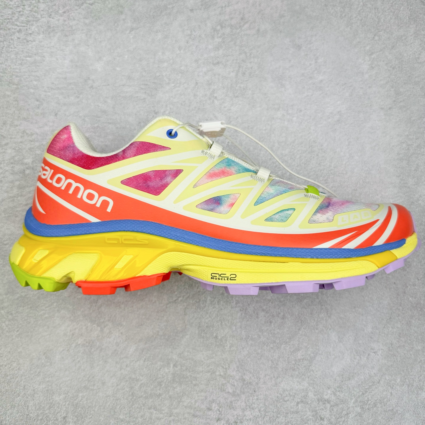 ＃绿X/GX 纯原福利 Salomon XT-6 萨洛蒙复古潮流户外机能登山跑鞋 纯原外贸平台特供订单 耗时半年巨作 全套原纸板楦头开发 原厂特供网布配套加持 确保原汁原味 完美呈现版型 原档数据独家私模五层组合大底 男女鞋同步官方开发至46.5 原装Ortholite轻量化鞋垫 中底布带钢印编号 原厂TPU锁扣 进口港宝加持 后跟自然饱满 还原公司包裹性 鞋面以“锯齿”状的包裹系统呈现 在基色底之下加入了各种色点缀 将公司的最新技术和时尚前卫的造型融入耐用的长跑款式中 鞋面由 TPU 薄膜制成 并焊接在高耐磨网眼上 使其既时尚又坚固 由 ACS底盘支撑 可增强稳定性和支撑力 以及由橡胶凸耳 Contragrip外底覆盖的 EVA 缓冲中底 旨在应对崎岖的地形 鞋舌上的彩色Salomon 标签、Quicklace 系统以及鞋头、鞋舌和鞋跟上的附加品牌使细节更加完美 让穿着者可以轻松驾驭户外与通勤下的任何运动生活场景 无缝鞋身户外随意纵横 颜值与脚感兼备 出街通勤 绝对非常吸睛 你值得拥有 尺码：36 36.5 37.5 38 38.5 39 40 40.5 41 42 42.5 43 44 44.5 45 46 46.5 注意：偏小1码-选品中心