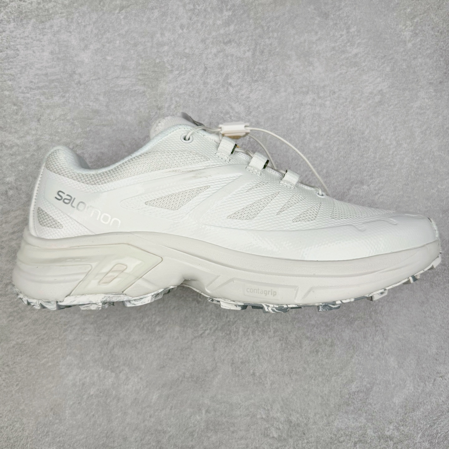 ＃绿X/GX 纯原福利 Salomon XT-6 萨洛蒙复古潮流户外机能登山跑鞋 纯原外贸平台特供订单 耗时半年巨作 全套原纸板楦头开发 原厂特供网布配套加持 确保原汁原味 完美呈现版型 原档数据独家私模五层组合大底 男女鞋同步官方开发至46.5 原装Ortholite轻量化鞋垫 中底布带钢印编号 原厂TPU锁扣 进口港宝加持 后跟自然饱满 还原公司包裹性 鞋面以“锯齿”状的包裹系统呈现 在基色底之下加入了各种色点缀 将公司的最新技术和时尚前卫的造型融入耐用的长跑款式中 鞋面由 TPU 薄膜制成 并焊接在高耐磨网眼上 使其既时尚又坚固 由 ACS底盘支撑 可增强稳定性和支撑力 以及由橡胶凸耳 Contragrip外底覆盖的 EVA 缓冲中底 旨在应对崎岖的地形 鞋舌上的彩色Salomon 标签、Quicklace 系统以及鞋头、鞋舌和鞋跟上的附加品牌使细节更加完美 让穿着者可以轻松驾驭户外与通勤下的任何运动生活场景 无缝鞋身户外随意纵横 颜值与脚感兼备 出街通勤 绝对非常吸睛 你值得拥有 尺码：36 36.5 37.5 38 38.5 39 40 40.5 41 42 42.5 43 44 44.5 45 46 46.5 注意：偏小1码-选品中心