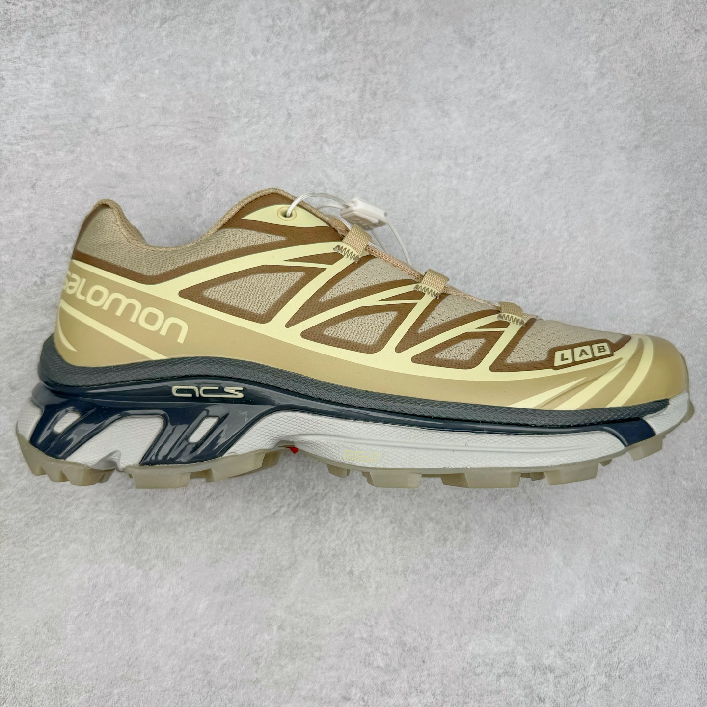 图片[9]-＃绿X/GX 纯原福利 Salomon XT-6 萨洛蒙复古潮流户外机能登山跑鞋 纯原外贸平台特供订单 耗时半年巨作 全套原纸板楦头开发 原厂特供网布配套加持 确保原汁原味 完美呈现版型 原档数据独家私模五层组合大底 男女鞋同步官方开发至46.5 原装Ortholite轻量化鞋垫 中底布带钢印编号 原厂TPU锁扣 进口港宝加持 后跟自然饱满 还原公司包裹性 鞋面以“锯齿”状的包裹系统呈现 在基色底之下加入了各种色点缀 将公司的最新技术和时尚前卫的造型融入耐用的长跑款式中 鞋面由 TPU 薄膜制成 并焊接在高耐磨网眼上 使其既时尚又坚固 由 ACS底盘支撑 可增强稳定性和支撑力 以及由橡胶凸耳 Contragrip外底覆盖的 EVA 缓冲中底 旨在应对崎岖的地形 鞋舌上的彩色Salomon 标签、Quicklace 系统以及鞋头、鞋舌和鞋跟上的附加品牌使细节更加完美 让穿着者可以轻松驾驭户外与通勤下的任何运动生活场景 无缝鞋身户外随意纵横 颜值与脚感兼备 出街通勤 绝对非常吸睛 你值得拥有 尺码：36 36.5 37.5 38 38.5 39 40 40.5 41 42 42.5 43 44 44.5 45 46 46.5 注意：偏小1码-选品中心