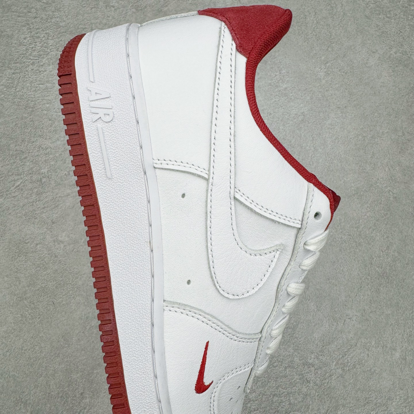 图片[6]-＃纯原 NK Air Force 1 Low \’07 空军一号低帮经典板鞋 白红 HM9483-100 大厂出品 同步官方全新版本 不规则波浪大底咬花 全鞋电脑针车 工整有序 视觉效果满分 原厂拉帮手法 标准四线 密度针距针孔大小控制到位 原装反口里网布海绵 正确卡色网眼大小 新版鞋撑改用纸团代替 原厂港宝加持完美还原灵魂版型 原盒原配从里到外百分百还原 原厂全头层原厂皮料 原标原盒 内置Sole气垫 中底白色背胶 中底划线 已经无限的接近公司 原厂楦头 原厂刺绣 后跟弧度修正 独家私模 尺码：35.5 36 36.5 37.5 38 38.5 39 40 40.5 41 42 42.5 43 44 44.5 45 46-选品中心