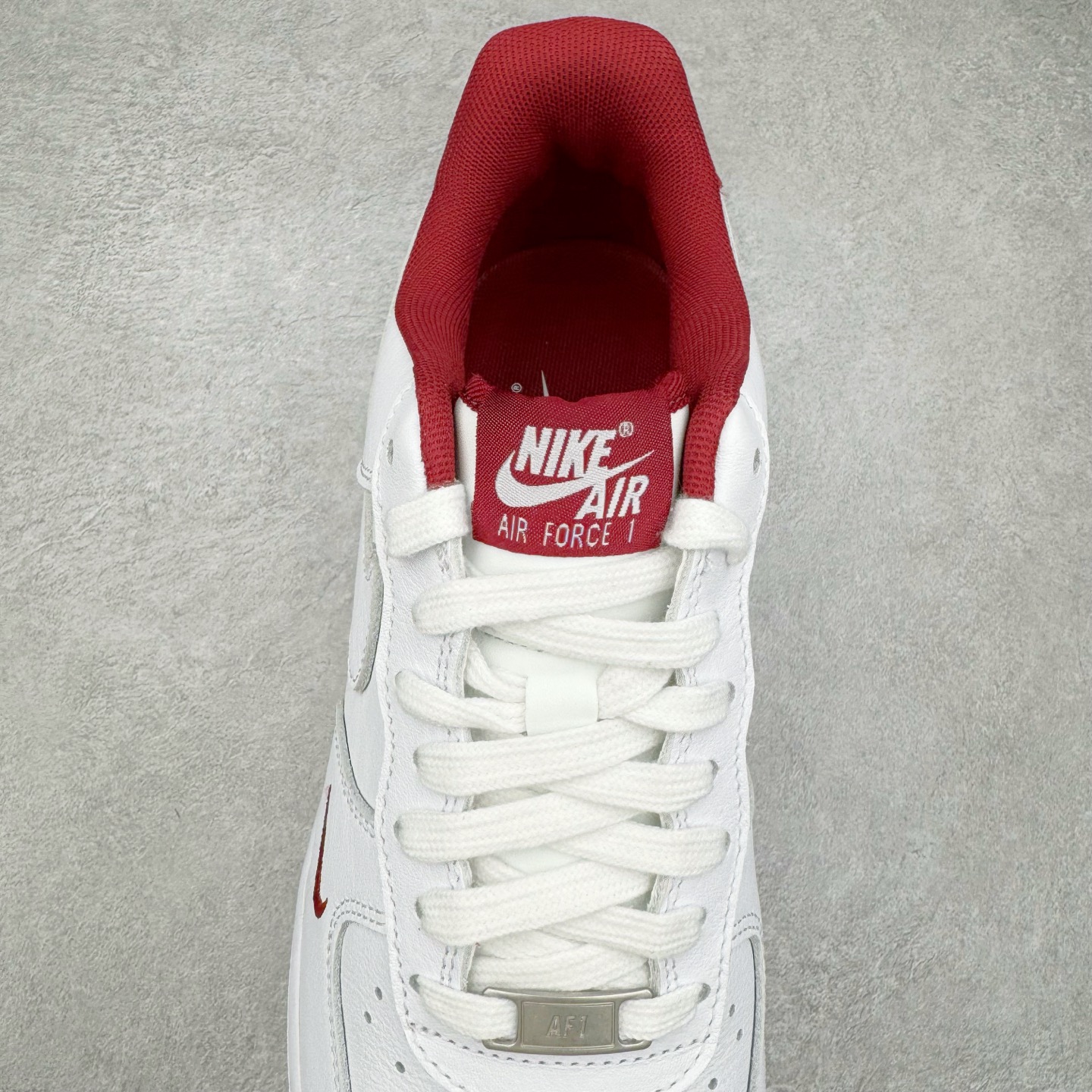 图片[5]-＃纯原 NK Air Force 1 Low \’07 空军一号低帮经典板鞋 白红 HM9483-100 大厂出品 同步官方全新版本 不规则波浪大底咬花 全鞋电脑针车 工整有序 视觉效果满分 原厂拉帮手法 标准四线 密度针距针孔大小控制到位 原装反口里网布海绵 正确卡色网眼大小 新版鞋撑改用纸团代替 原厂港宝加持完美还原灵魂版型 原盒原配从里到外百分百还原 原厂全头层原厂皮料 原标原盒 内置Sole气垫 中底白色背胶 中底划线 已经无限的接近公司 原厂楦头 原厂刺绣 后跟弧度修正 独家私模 尺码：35.5 36 36.5 37.5 38 38.5 39 40 40.5 41 42 42.5 43 44 44.5 45 46-选品中心