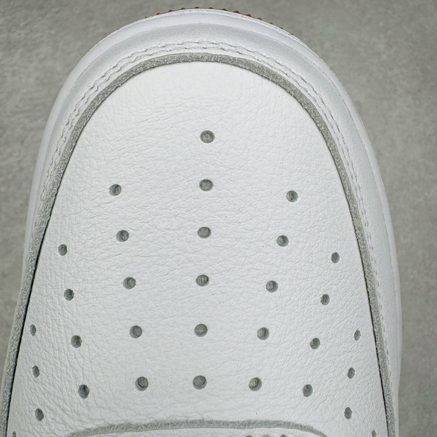 图片[16]-＃纯原 NK Air Force 1 Low \’07 空军一号低帮经典板鞋 白红 HM9483-100 大厂出品 同步官方全新版本 不规则波浪大底咬花 全鞋电脑针车 工整有序 视觉效果满分 原厂拉帮手法 标准四线 密度针距针孔大小控制到位 原装反口里网布海绵 正确卡色网眼大小 新版鞋撑改用纸团代替 原厂港宝加持完美还原灵魂版型 原盒原配从里到外百分百还原 原厂全头层原厂皮料 原标原盒 内置Sole气垫 中底白色背胶 中底划线 已经无限的接近公司 原厂楦头 原厂刺绣 后跟弧度修正 独家私模 尺码：35.5 36 36.5 37.5 38 38.5 39 40 40.5 41 42 42.5 43 44 44.5 45 46-选品中心