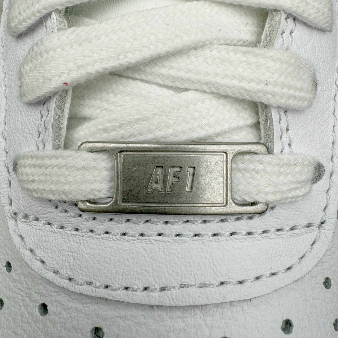 图片[14]-＃纯原 NK Air Force 1 Low \’07 空军一号低帮经典板鞋 白红 HM9483-100 大厂出品 同步官方全新版本 不规则波浪大底咬花 全鞋电脑针车 工整有序 视觉效果满分 原厂拉帮手法 标准四线 密度针距针孔大小控制到位 原装反口里网布海绵 正确卡色网眼大小 新版鞋撑改用纸团代替 原厂港宝加持完美还原灵魂版型 原盒原配从里到外百分百还原 原厂全头层原厂皮料 原标原盒 内置Sole气垫 中底白色背胶 中底划线 已经无限的接近公司 原厂楦头 原厂刺绣 后跟弧度修正 独家私模 尺码：35.5 36 36.5 37.5 38 38.5 39 40 40.5 41 42 42.5 43 44 44.5 45 46-选品中心