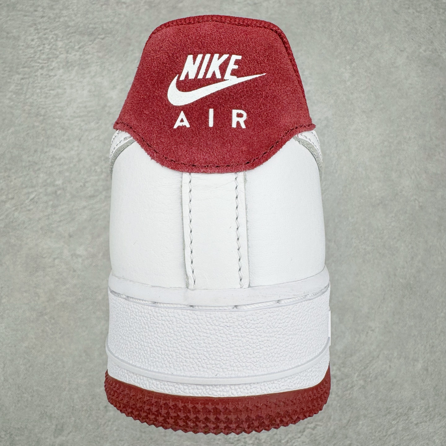 图片[8]-＃纯原 NK Air Force 1 Low \’07 空军一号低帮经典板鞋 白红 HM9483-100 大厂出品 同步官方全新版本 不规则波浪大底咬花 全鞋电脑针车 工整有序 视觉效果满分 原厂拉帮手法 标准四线 密度针距针孔大小控制到位 原装反口里网布海绵 正确卡色网眼大小 新版鞋撑改用纸团代替 原厂港宝加持完美还原灵魂版型 原盒原配从里到外百分百还原 原厂全头层原厂皮料 原标原盒 内置Sole气垫 中底白色背胶 中底划线 已经无限的接近公司 原厂楦头 原厂刺绣 后跟弧度修正 独家私模 尺码：35.5 36 36.5 37.5 38 38.5 39 40 40.5 41 42 42.5 43 44 44.5 45 46-选品中心