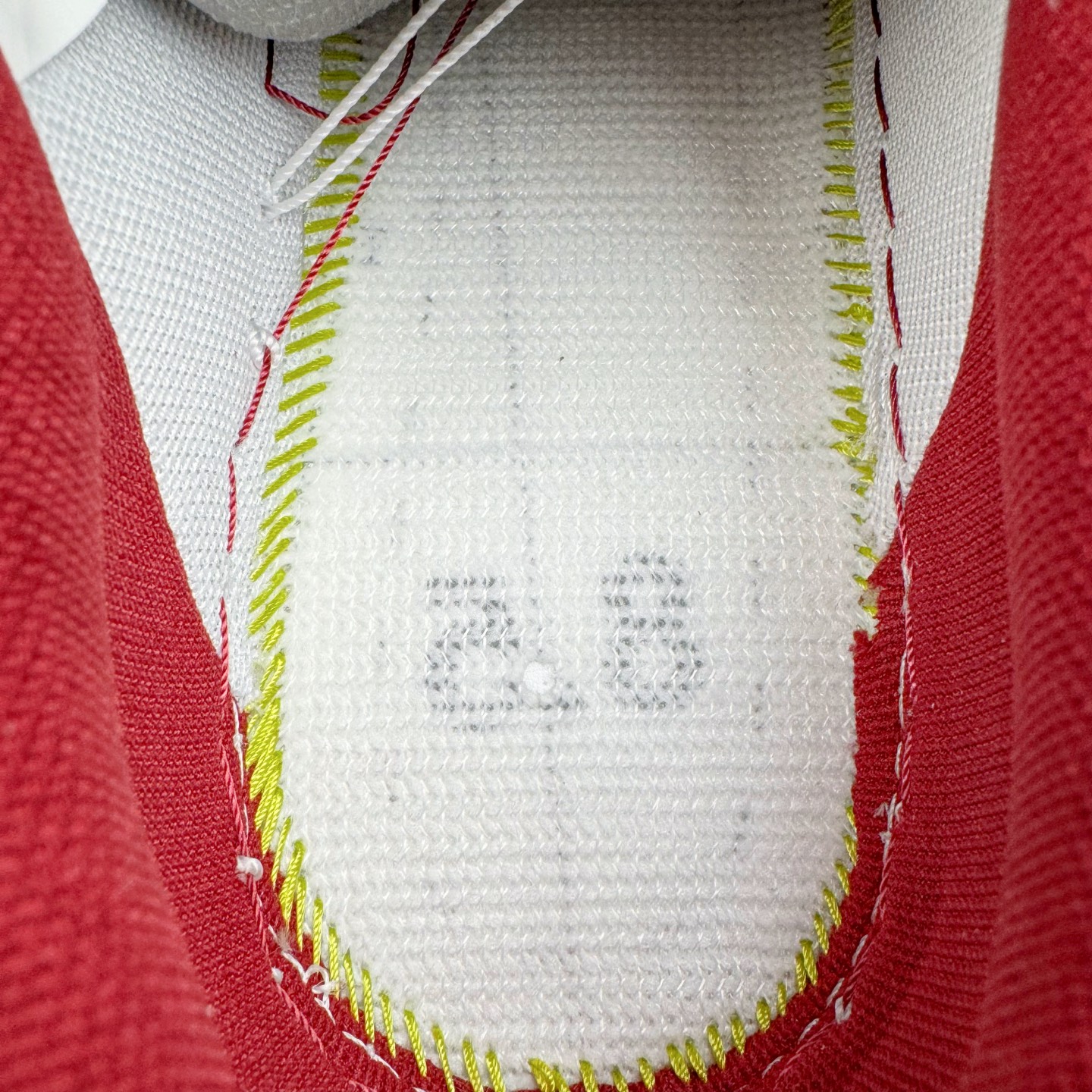 图片[10]-＃纯原 NK Air Force 1 Low \’07 空军一号低帮经典板鞋 白红 HM9483-100 大厂出品 同步官方全新版本 不规则波浪大底咬花 全鞋电脑针车 工整有序 视觉效果满分 原厂拉帮手法 标准四线 密度针距针孔大小控制到位 原装反口里网布海绵 正确卡色网眼大小 新版鞋撑改用纸团代替 原厂港宝加持完美还原灵魂版型 原盒原配从里到外百分百还原 原厂全头层原厂皮料 原标原盒 内置Sole气垫 中底白色背胶 中底划线 已经无限的接近公司 原厂楦头 原厂刺绣 后跟弧度修正 独家私模 尺码：35.5 36 36.5 37.5 38 38.5 39 40 40.5 41 42 42.5 43 44 44.5 45 46-选品中心