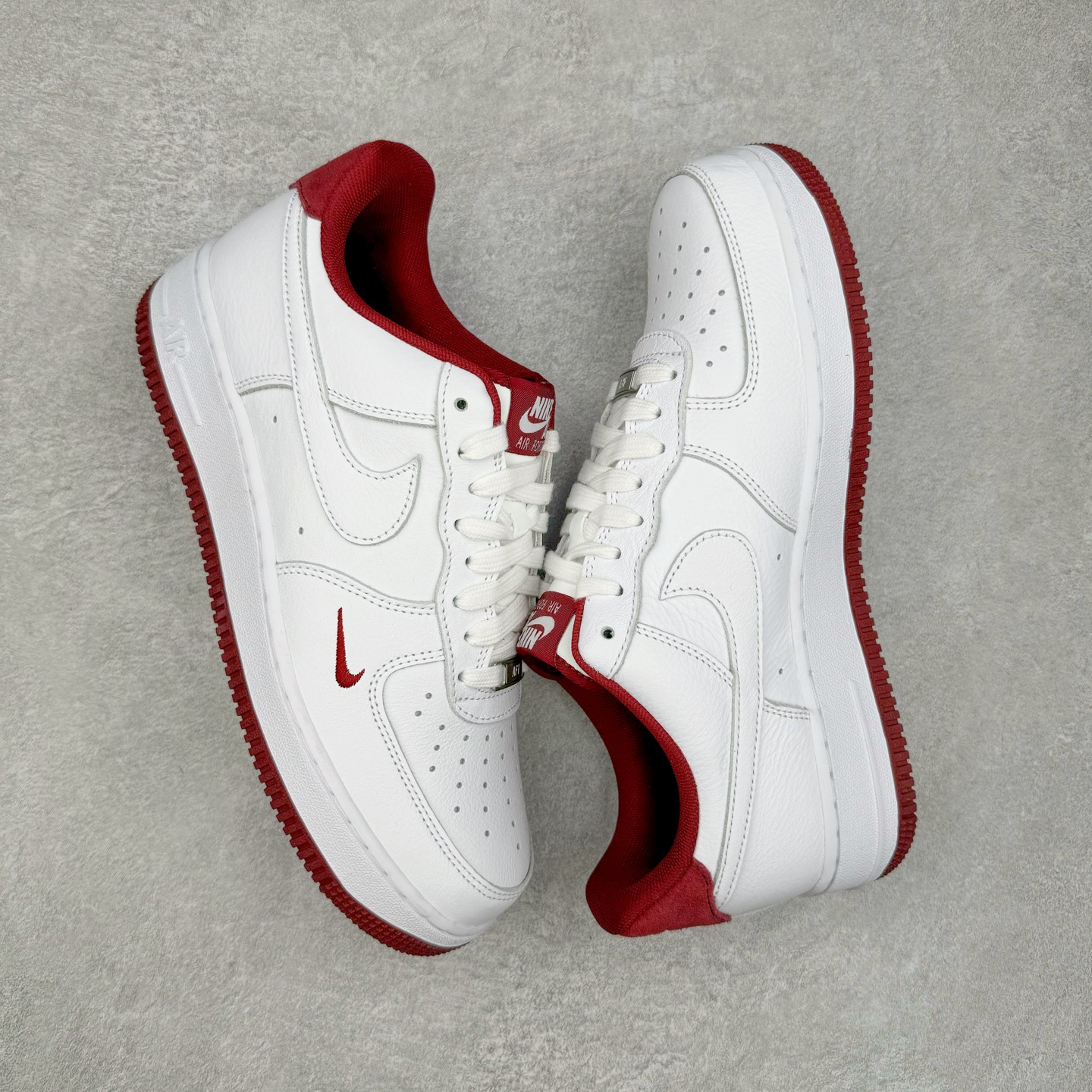 图片[3]-＃纯原 NK Air Force 1 Low \’07 空军一号低帮经典板鞋 白红 HM9483-100 大厂出品 同步官方全新版本 不规则波浪大底咬花 全鞋电脑针车 工整有序 视觉效果满分 原厂拉帮手法 标准四线 密度针距针孔大小控制到位 原装反口里网布海绵 正确卡色网眼大小 新版鞋撑改用纸团代替 原厂港宝加持完美还原灵魂版型 原盒原配从里到外百分百还原 原厂全头层原厂皮料 原标原盒 内置Sole气垫 中底白色背胶 中底划线 已经无限的接近公司 原厂楦头 原厂刺绣 后跟弧度修正 独家私模 尺码：35.5 36 36.5 37.5 38 38.5 39 40 40.5 41 42 42.5 43 44 44.5 45 46-选品中心