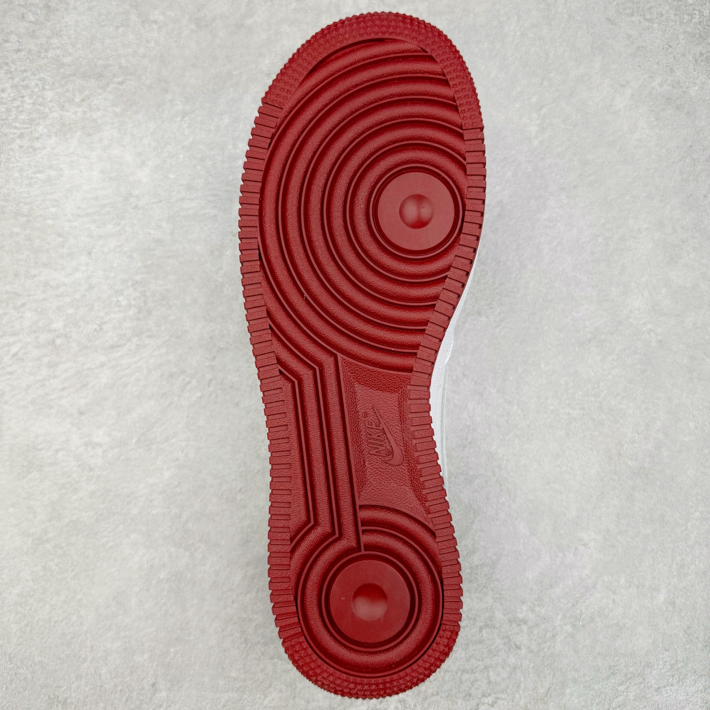 图片[9]-＃纯原 NK Air Force 1 Low \’07 空军一号低帮经典板鞋 白红 HM9483-100 大厂出品 同步官方全新版本 不规则波浪大底咬花 全鞋电脑针车 工整有序 视觉效果满分 原厂拉帮手法 标准四线 密度针距针孔大小控制到位 原装反口里网布海绵 正确卡色网眼大小 新版鞋撑改用纸团代替 原厂港宝加持完美还原灵魂版型 原盒原配从里到外百分百还原 原厂全头层原厂皮料 原标原盒 内置Sole气垫 中底白色背胶 中底划线 已经无限的接近公司 原厂楦头 原厂刺绣 后跟弧度修正 独家私模 尺码：35.5 36 36.5 37.5 38 38.5 39 40 40.5 41 42 42.5 43 44 44.5 45 46-选品中心