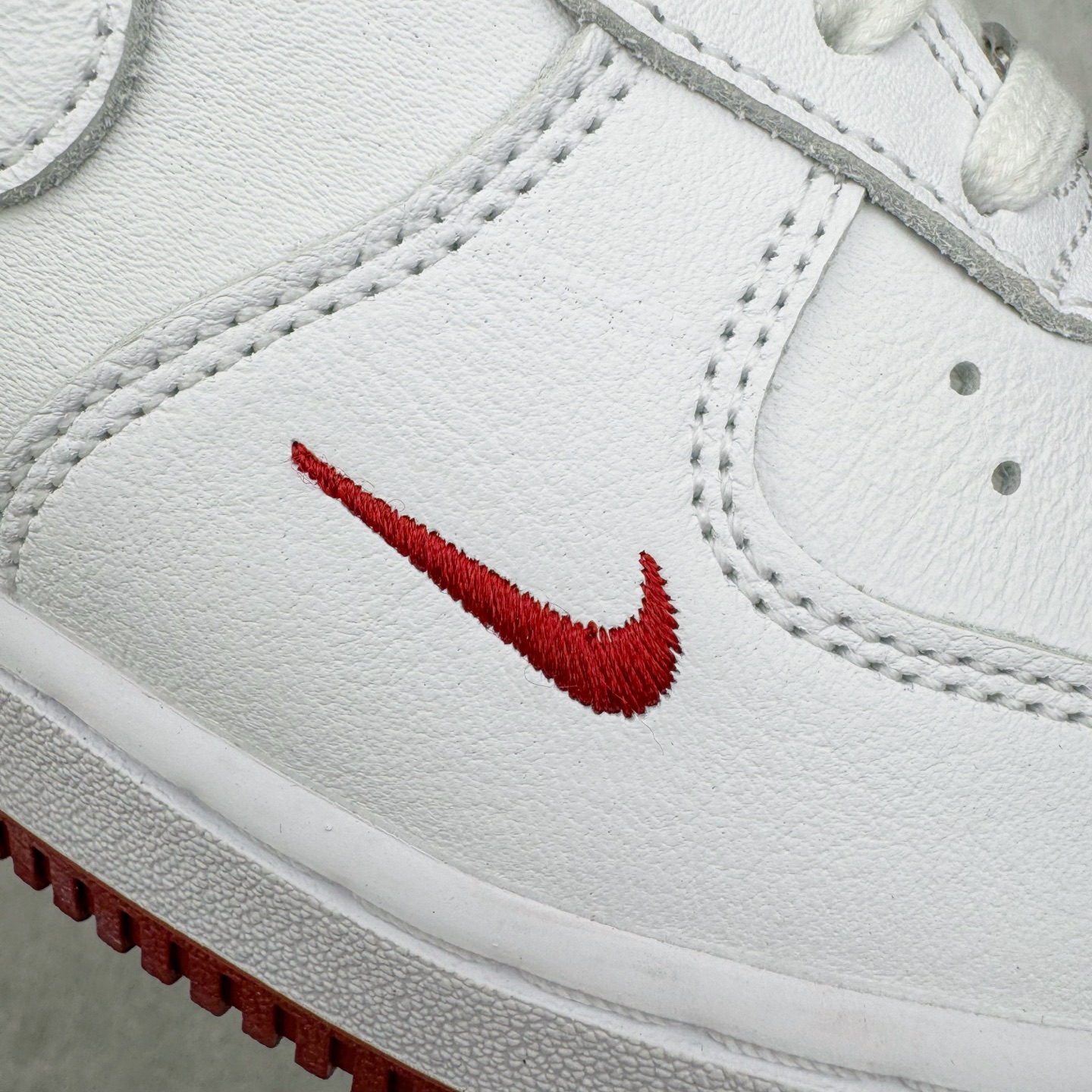 图片[15]-＃纯原 NK Air Force 1 Low \’07 空军一号低帮经典板鞋 白红 HM9483-100 大厂出品 同步官方全新版本 不规则波浪大底咬花 全鞋电脑针车 工整有序 视觉效果满分 原厂拉帮手法 标准四线 密度针距针孔大小控制到位 原装反口里网布海绵 正确卡色网眼大小 新版鞋撑改用纸团代替 原厂港宝加持完美还原灵魂版型 原盒原配从里到外百分百还原 原厂全头层原厂皮料 原标原盒 内置Sole气垫 中底白色背胶 中底划线 已经无限的接近公司 原厂楦头 原厂刺绣 后跟弧度修正 独家私模 尺码：35.5 36 36.5 37.5 38 38.5 39 40 40.5 41 42 42.5 43 44 44.5 45 46-选品中心