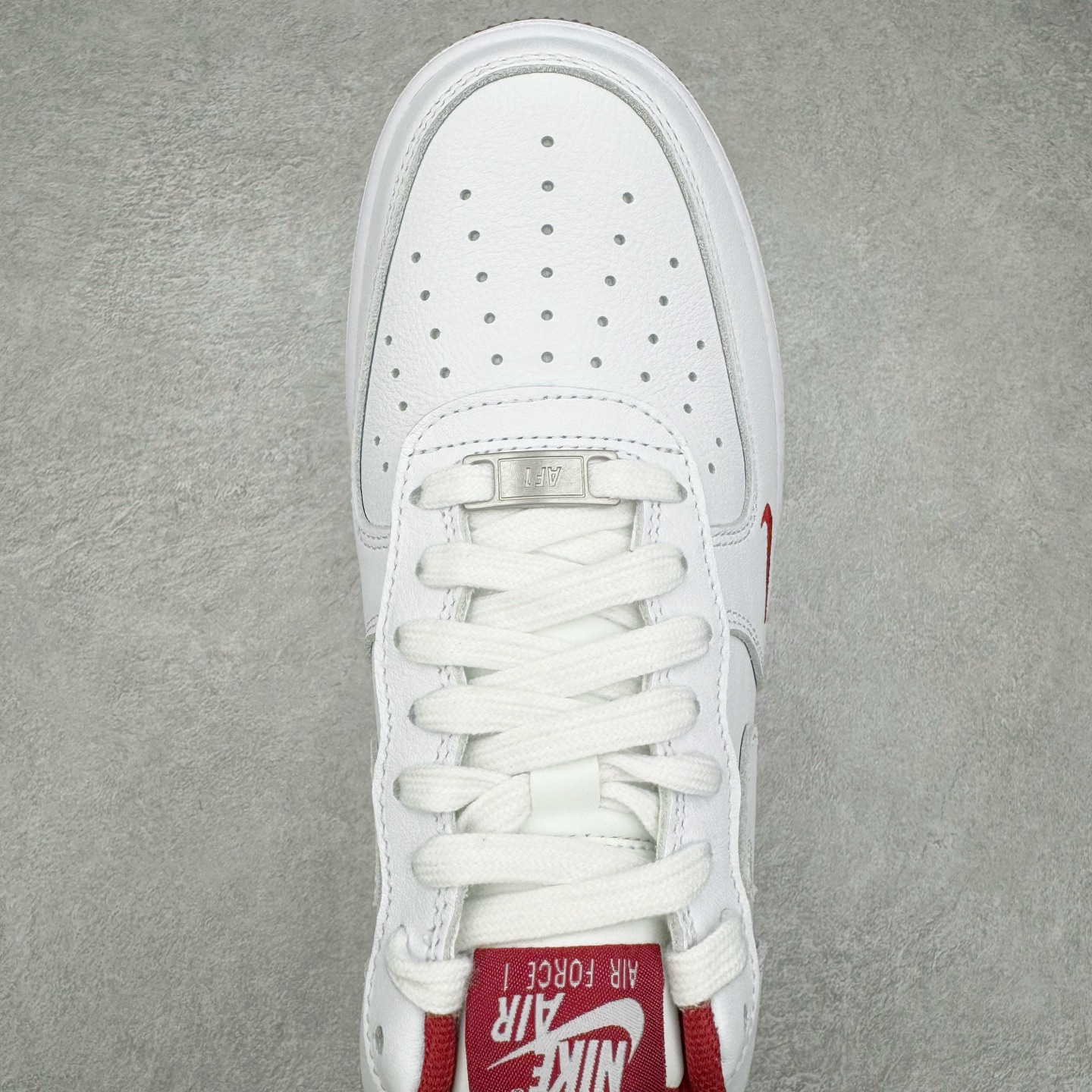 图片[4]-＃纯原 NK Air Force 1 Low \’07 空军一号低帮经典板鞋 白红 HM9483-100 大厂出品 同步官方全新版本 不规则波浪大底咬花 全鞋电脑针车 工整有序 视觉效果满分 原厂拉帮手法 标准四线 密度针距针孔大小控制到位 原装反口里网布海绵 正确卡色网眼大小 新版鞋撑改用纸团代替 原厂港宝加持完美还原灵魂版型 原盒原配从里到外百分百还原 原厂全头层原厂皮料 原标原盒 内置Sole气垫 中底白色背胶 中底划线 已经无限的接近公司 原厂楦头 原厂刺绣 后跟弧度修正 独家私模 尺码：35.5 36 36.5 37.5 38 38.5 39 40 40.5 41 42 42.5 43 44 44.5 45 46-选品中心