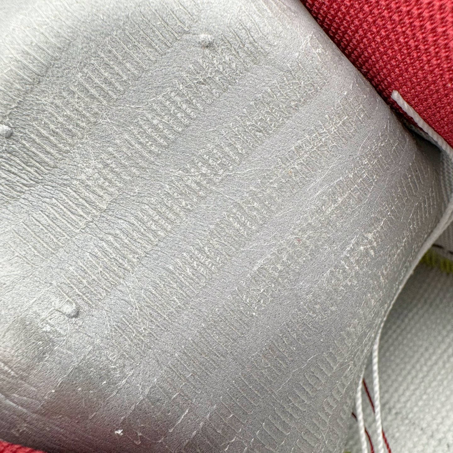 图片[11]-＃纯原 NK Air Force 1 Low \’07 空军一号低帮经典板鞋 白红 HM9483-100 大厂出品 同步官方全新版本 不规则波浪大底咬花 全鞋电脑针车 工整有序 视觉效果满分 原厂拉帮手法 标准四线 密度针距针孔大小控制到位 原装反口里网布海绵 正确卡色网眼大小 新版鞋撑改用纸团代替 原厂港宝加持完美还原灵魂版型 原盒原配从里到外百分百还原 原厂全头层原厂皮料 原标原盒 内置Sole气垫 中底白色背胶 中底划线 已经无限的接近公司 原厂楦头 原厂刺绣 后跟弧度修正 独家私模 尺码：35.5 36 36.5 37.5 38 38.5 39 40 40.5 41 42 42.5 43 44 44.5 45 46-选品中心