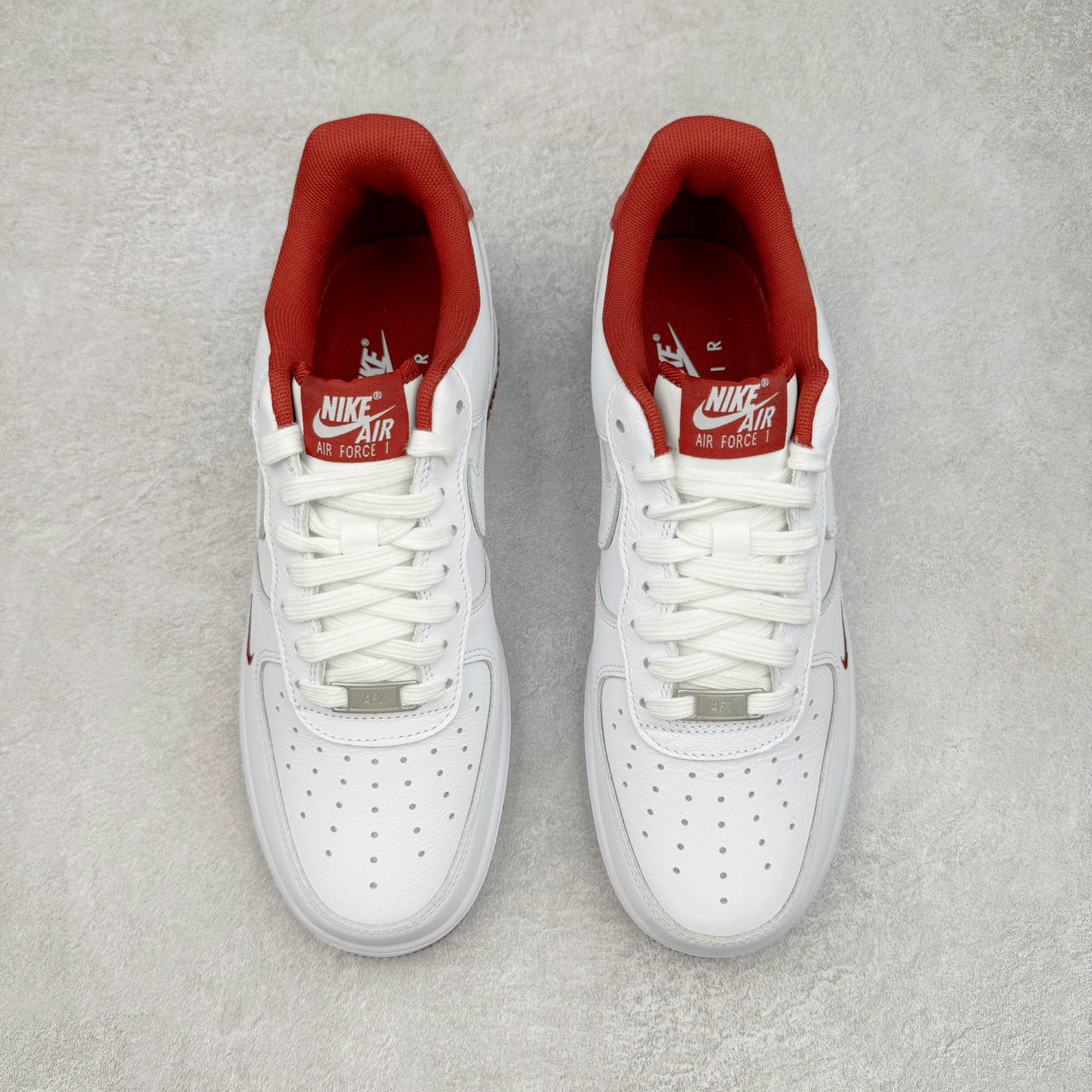 图片[2]-＃纯原 NK Air Force 1 Low \’07 空军一号低帮经典板鞋 白红 HM9483-100 大厂出品 同步官方全新版本 不规则波浪大底咬花 全鞋电脑针车 工整有序 视觉效果满分 原厂拉帮手法 标准四线 密度针距针孔大小控制到位 原装反口里网布海绵 正确卡色网眼大小 新版鞋撑改用纸团代替 原厂港宝加持完美还原灵魂版型 原盒原配从里到外百分百还原 原厂全头层原厂皮料 原标原盒 内置Sole气垫 中底白色背胶 中底划线 已经无限的接近公司 原厂楦头 原厂刺绣 后跟弧度修正 独家私模 尺码：35.5 36 36.5 37.5 38 38.5 39 40 40.5 41 42 42.5 43 44 44.5 45 46-选品中心