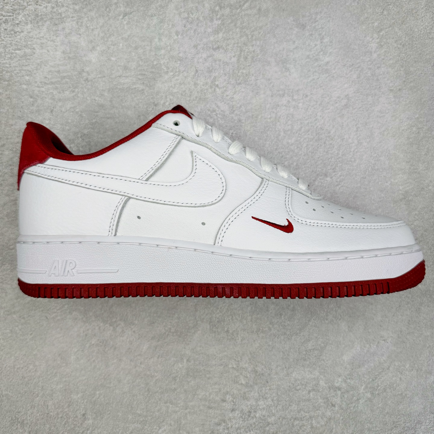 ＃纯原 NK Air Force 1 Low \’07 空军一号低帮经典板鞋 白红 HM9483-100 大厂出品 同步官方全新版本 不规则波浪大底咬花 全鞋电脑针车 工整有序 视觉效果满分 原厂拉帮手法 标准四线 密度针距针孔大小控制到位 原装反口里网布海绵 正确卡色网眼大小 新版鞋撑改用纸团代替 原厂港宝加持完美还原灵魂版型 原盒原配从里到外百分百还原 原厂全头层原厂皮料 原标原盒 内置Sole气垫 中底白色背胶 中底划线 已经无限的接近公司 原厂楦头 原厂刺绣 后跟弧度修正 独家私模 尺码：35.5 36 36.5 37.5 38 38.5 39 40 40.5 41 42 42.5 43 44 44.5 45 46-选品中心