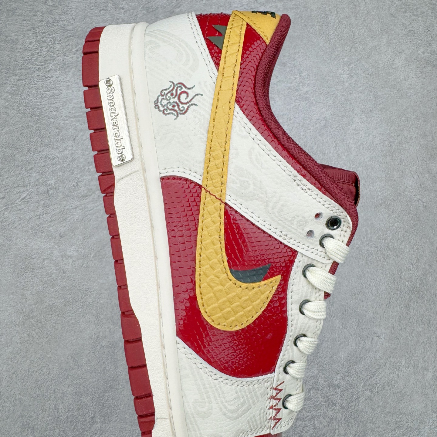 图片[6]-＃YC纯原 NK Dunk Low 蛇年限定 烛阴 RW1220-007 定制系列天花板 无原鞋不开发 全系列得物原鞋一比一校对开发 配色持续更新中 终端对接 优势输出 全套原厂楦头原纸板数据档案倾力打造 原汁原味莞产 极致还原 圈内最强针车工艺 高端零售指定版 广东原厂配套原盒原标 鞋盒分三个尺码段 原厂冲刀 超高清洁度 全鞋零毛边皮料切割 采用原厂百宏鞋带以及原厂百宏织唛舌标 内标可供原厂几率过验 进口原装条纹中底布 四线拉帮白色点胶 原厂拉帮手法遵循公司 原厂电绣 极致还原 尺码：36 36.5 37.5 38 38.5 39 40 40.5 41 42 42.5 43 44 44.5 45 46-选品中心