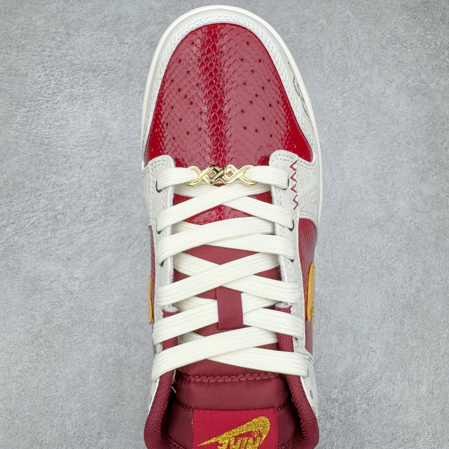 图片[4]-＃YC纯原 NK Dunk Low 蛇年限定 烛阴 RW1220-007 定制系列天花板 无原鞋不开发 全系列得物原鞋一比一校对开发 配色持续更新中 终端对接 优势输出 全套原厂楦头原纸板数据档案倾力打造 原汁原味莞产 极致还原 圈内最强针车工艺 高端零售指定版 广东原厂配套原盒原标 鞋盒分三个尺码段 原厂冲刀 超高清洁度 全鞋零毛边皮料切割 采用原厂百宏鞋带以及原厂百宏织唛舌标 内标可供原厂几率过验 进口原装条纹中底布 四线拉帮白色点胶 原厂拉帮手法遵循公司 原厂电绣 极致还原 尺码：36 36.5 37.5 38 38.5 39 40 40.5 41 42 42.5 43 44 44.5 45 46-选品中心