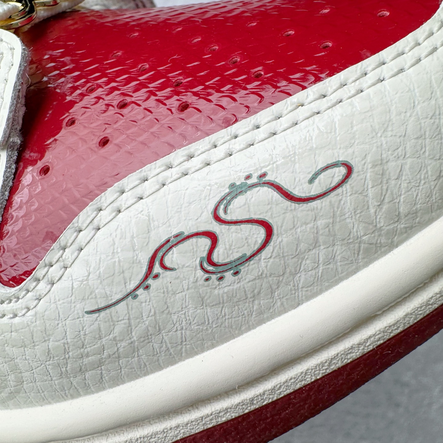 图片[15]-＃YC纯原 NK Dunk Low 蛇年限定 烛阴 RW1220-007 定制系列天花板 无原鞋不开发 全系列得物原鞋一比一校对开发 配色持续更新中 终端对接 优势输出 全套原厂楦头原纸板数据档案倾力打造 原汁原味莞产 极致还原 圈内最强针车工艺 高端零售指定版 广东原厂配套原盒原标 鞋盒分三个尺码段 原厂冲刀 超高清洁度 全鞋零毛边皮料切割 采用原厂百宏鞋带以及原厂百宏织唛舌标 内标可供原厂几率过验 进口原装条纹中底布 四线拉帮白色点胶 原厂拉帮手法遵循公司 原厂电绣 极致还原 尺码：36 36.5 37.5 38 38.5 39 40 40.5 41 42 42.5 43 44 44.5 45 46-选品中心