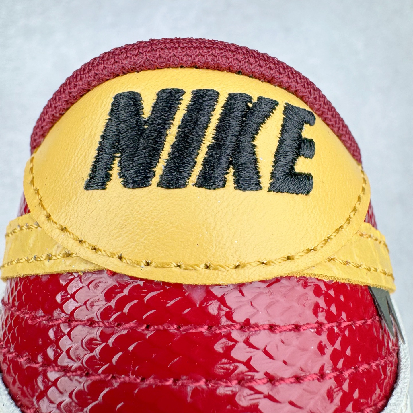 图片[21]-＃YC纯原 NK Dunk Low 蛇年限定 烛阴 RW1220-007 定制系列天花板 无原鞋不开发 全系列得物原鞋一比一校对开发 配色持续更新中 终端对接 优势输出 全套原厂楦头原纸板数据档案倾力打造 原汁原味莞产 极致还原 圈内最强针车工艺 高端零售指定版 广东原厂配套原盒原标 鞋盒分三个尺码段 原厂冲刀 超高清洁度 全鞋零毛边皮料切割 采用原厂百宏鞋带以及原厂百宏织唛舌标 内标可供原厂几率过验 进口原装条纹中底布 四线拉帮白色点胶 原厂拉帮手法遵循公司 原厂电绣 极致还原 尺码：36 36.5 37.5 38 38.5 39 40 40.5 41 42 42.5 43 44 44.5 45 46-选品中心