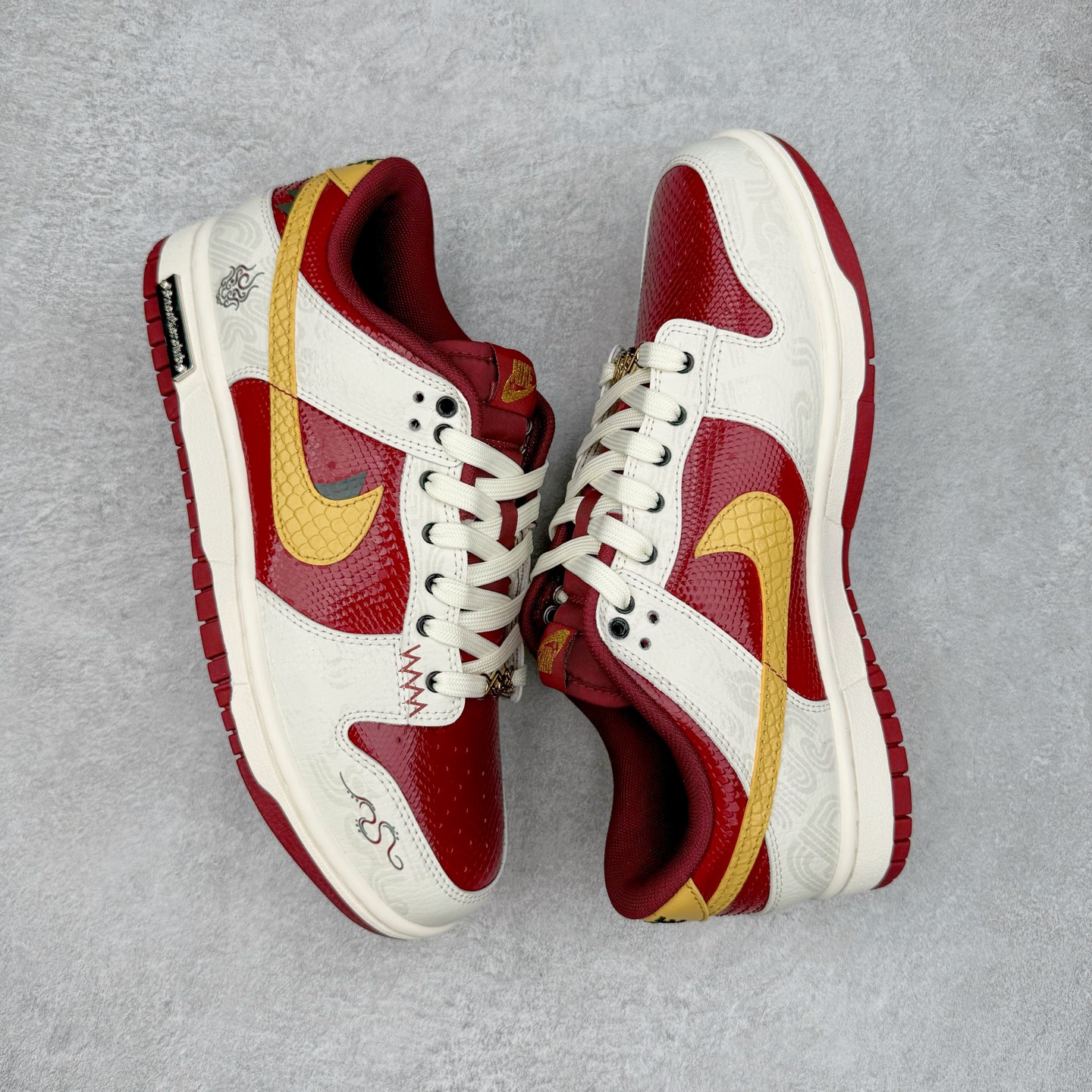 图片[3]-＃YC纯原 NK Dunk Low 蛇年限定 烛阴 RW1220-007 定制系列天花板 无原鞋不开发 全系列得物原鞋一比一校对开发 配色持续更新中 终端对接 优势输出 全套原厂楦头原纸板数据档案倾力打造 原汁原味莞产 极致还原 圈内最强针车工艺 高端零售指定版 广东原厂配套原盒原标 鞋盒分三个尺码段 原厂冲刀 超高清洁度 全鞋零毛边皮料切割 采用原厂百宏鞋带以及原厂百宏织唛舌标 内标可供原厂几率过验 进口原装条纹中底布 四线拉帮白色点胶 原厂拉帮手法遵循公司 原厂电绣 极致还原 尺码：36 36.5 37.5 38 38.5 39 40 40.5 41 42 42.5 43 44 44.5 45 46-选品中心