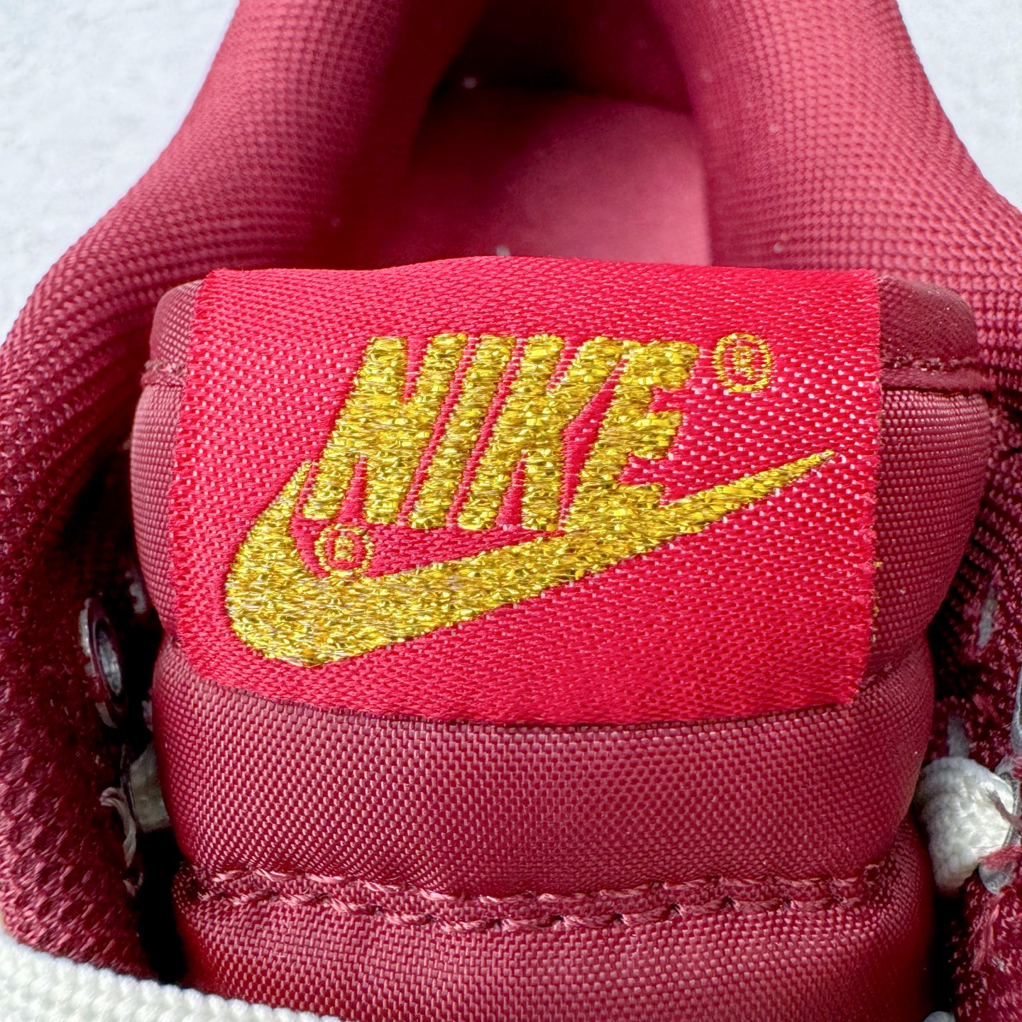 图片[13]-＃YC纯原 NK Dunk Low 蛇年限定 烛阴 RW1220-007 定制系列天花板 无原鞋不开发 全系列得物原鞋一比一校对开发 配色持续更新中 终端对接 优势输出 全套原厂楦头原纸板数据档案倾力打造 原汁原味莞产 极致还原 圈内最强针车工艺 高端零售指定版 广东原厂配套原盒原标 鞋盒分三个尺码段 原厂冲刀 超高清洁度 全鞋零毛边皮料切割 采用原厂百宏鞋带以及原厂百宏织唛舌标 内标可供原厂几率过验 进口原装条纹中底布 四线拉帮白色点胶 原厂拉帮手法遵循公司 原厂电绣 极致还原 尺码：36 36.5 37.5 38 38.5 39 40 40.5 41 42 42.5 43 44 44.5 45 46-选品中心