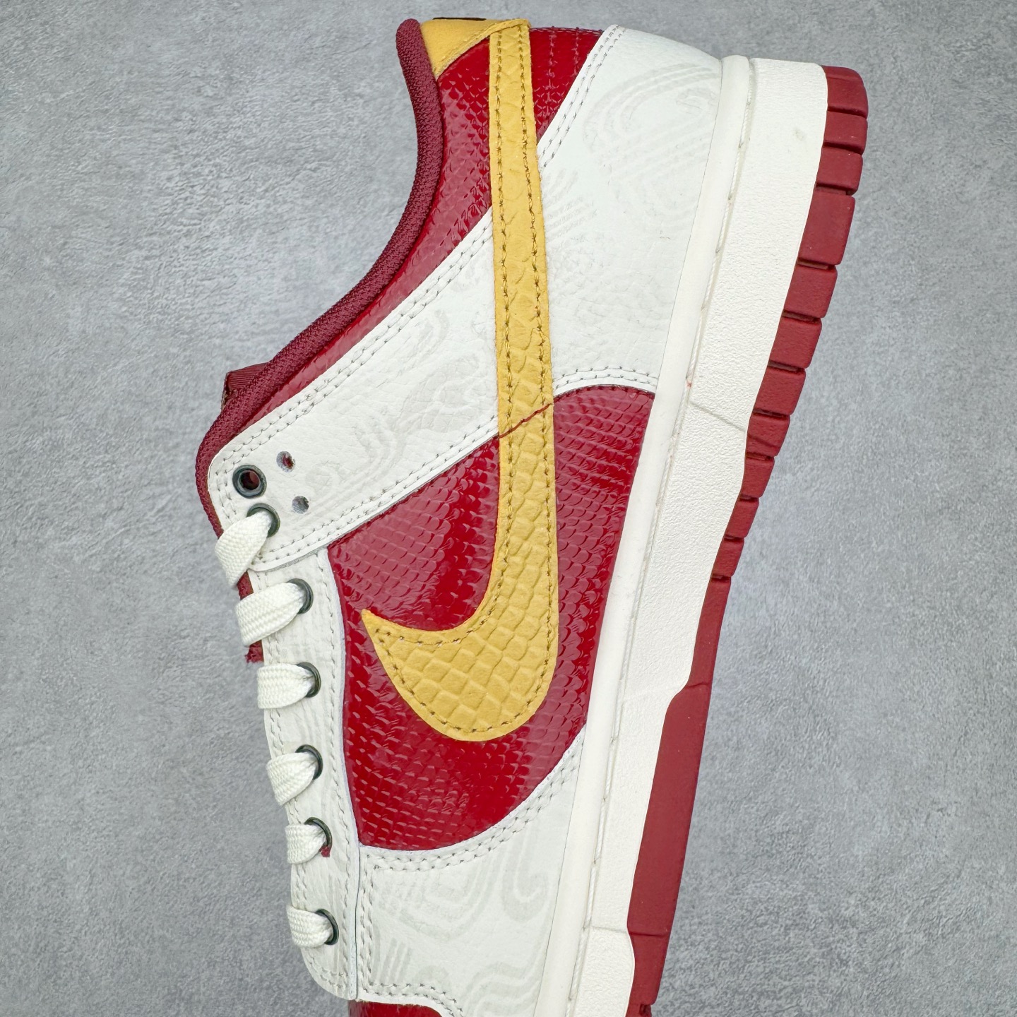 图片[7]-＃YC纯原 NK Dunk Low 蛇年限定 烛阴 RW1220-007 定制系列天花板 无原鞋不开发 全系列得物原鞋一比一校对开发 配色持续更新中 终端对接 优势输出 全套原厂楦头原纸板数据档案倾力打造 原汁原味莞产 极致还原 圈内最强针车工艺 高端零售指定版 广东原厂配套原盒原标 鞋盒分三个尺码段 原厂冲刀 超高清洁度 全鞋零毛边皮料切割 采用原厂百宏鞋带以及原厂百宏织唛舌标 内标可供原厂几率过验 进口原装条纹中底布 四线拉帮白色点胶 原厂拉帮手法遵循公司 原厂电绣 极致还原 尺码：36 36.5 37.5 38 38.5 39 40 40.5 41 42 42.5 43 44 44.5 45 46-选品中心