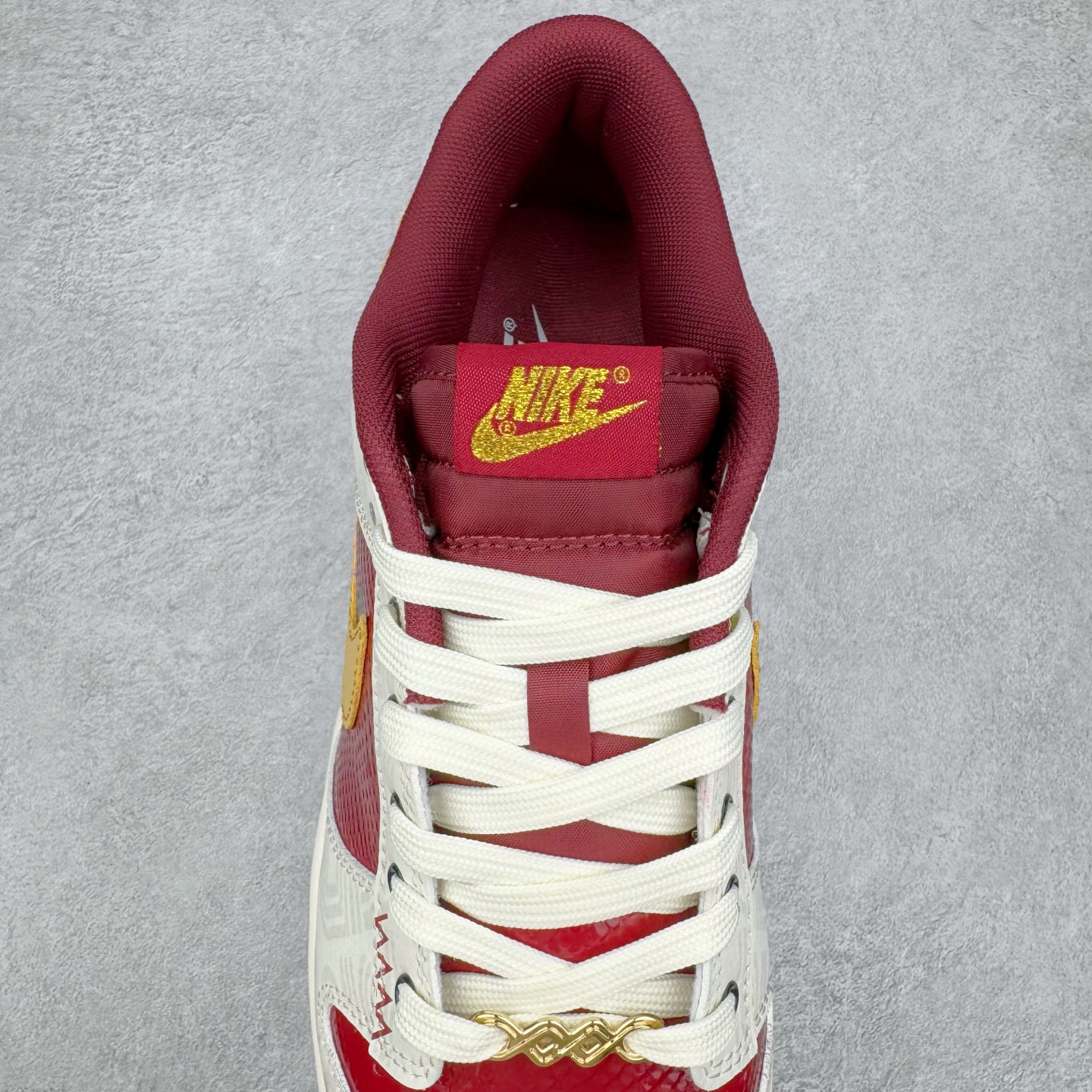 图片[5]-＃YC纯原 NK Dunk Low 蛇年限定 烛阴 RW1220-007 定制系列天花板 无原鞋不开发 全系列得物原鞋一比一校对开发 配色持续更新中 终端对接 优势输出 全套原厂楦头原纸板数据档案倾力打造 原汁原味莞产 极致还原 圈内最强针车工艺 高端零售指定版 广东原厂配套原盒原标 鞋盒分三个尺码段 原厂冲刀 超高清洁度 全鞋零毛边皮料切割 采用原厂百宏鞋带以及原厂百宏织唛舌标 内标可供原厂几率过验 进口原装条纹中底布 四线拉帮白色点胶 原厂拉帮手法遵循公司 原厂电绣 极致还原 尺码：36 36.5 37.5 38 38.5 39 40 40.5 41 42 42.5 43 44 44.5 45 46-选品中心