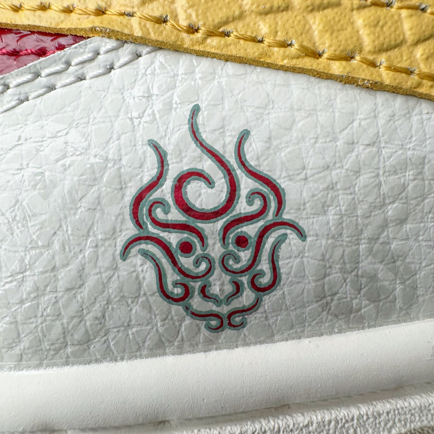 图片[19]-＃YC纯原 NK Dunk Low 蛇年限定 烛阴 RW1220-007 定制系列天花板 无原鞋不开发 全系列得物原鞋一比一校对开发 配色持续更新中 终端对接 优势输出 全套原厂楦头原纸板数据档案倾力打造 原汁原味莞产 极致还原 圈内最强针车工艺 高端零售指定版 广东原厂配套原盒原标 鞋盒分三个尺码段 原厂冲刀 超高清洁度 全鞋零毛边皮料切割 采用原厂百宏鞋带以及原厂百宏织唛舌标 内标可供原厂几率过验 进口原装条纹中底布 四线拉帮白色点胶 原厂拉帮手法遵循公司 原厂电绣 极致还原 尺码：36 36.5 37.5 38 38.5 39 40 40.5 41 42 42.5 43 44 44.5 45 46-选品中心