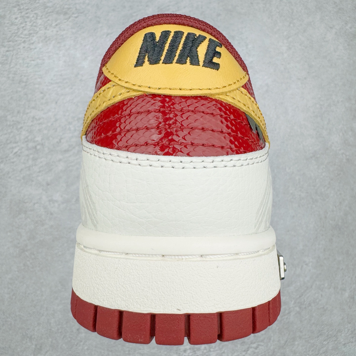 图片[8]-＃YC纯原 NK Dunk Low 蛇年限定 烛阴 RW1220-007 定制系列天花板 无原鞋不开发 全系列得物原鞋一比一校对开发 配色持续更新中 终端对接 优势输出 全套原厂楦头原纸板数据档案倾力打造 原汁原味莞产 极致还原 圈内最强针车工艺 高端零售指定版 广东原厂配套原盒原标 鞋盒分三个尺码段 原厂冲刀 超高清洁度 全鞋零毛边皮料切割 采用原厂百宏鞋带以及原厂百宏织唛舌标 内标可供原厂几率过验 进口原装条纹中底布 四线拉帮白色点胶 原厂拉帮手法遵循公司 原厂电绣 极致还原 尺码：36 36.5 37.5 38 38.5 39 40 40.5 41 42 42.5 43 44 44.5 45 46-选品中心