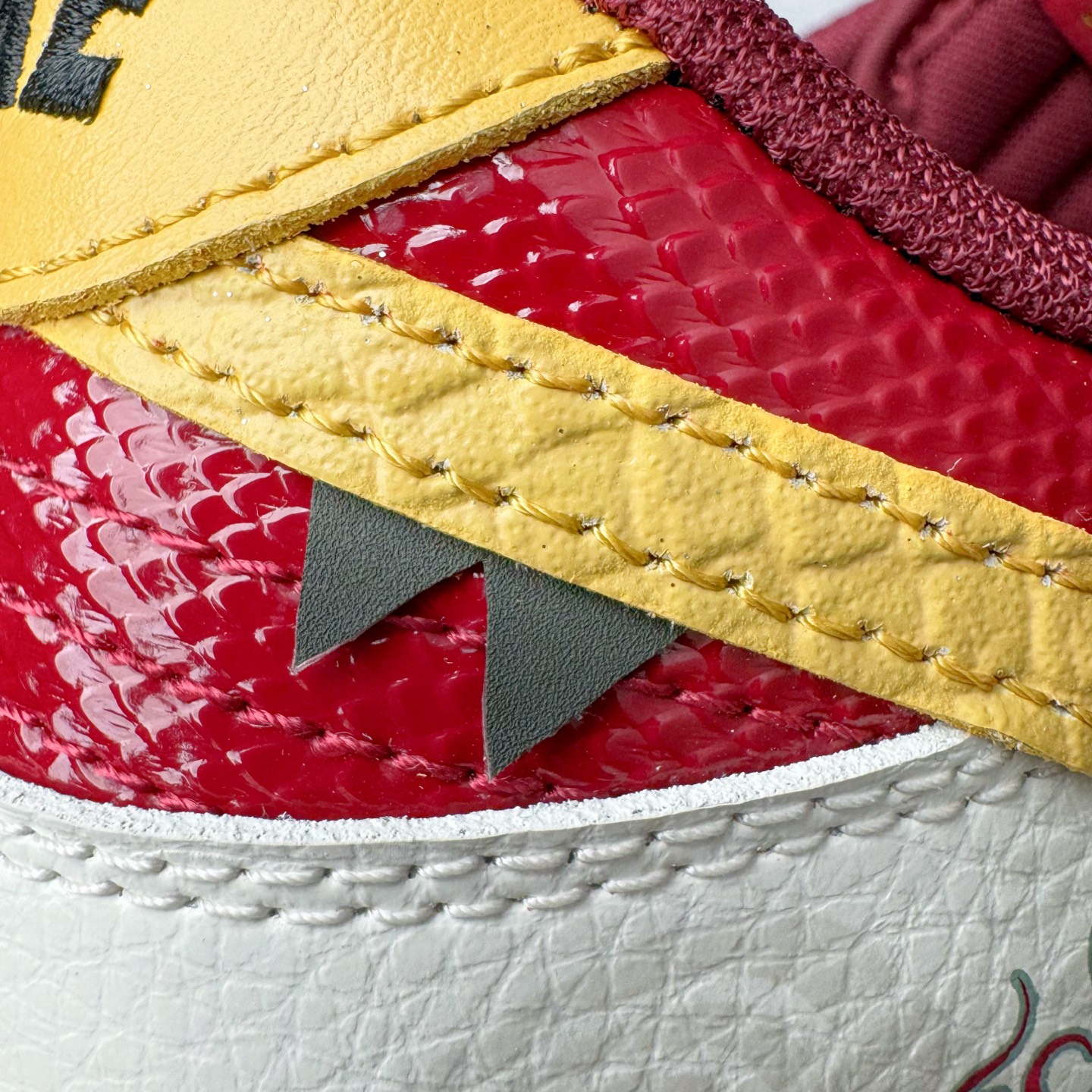 图片[18]-＃YC纯原 NK Dunk Low 蛇年限定 烛阴 RW1220-007 定制系列天花板 无原鞋不开发 全系列得物原鞋一比一校对开发 配色持续更新中 终端对接 优势输出 全套原厂楦头原纸板数据档案倾力打造 原汁原味莞产 极致还原 圈内最强针车工艺 高端零售指定版 广东原厂配套原盒原标 鞋盒分三个尺码段 原厂冲刀 超高清洁度 全鞋零毛边皮料切割 采用原厂百宏鞋带以及原厂百宏织唛舌标 内标可供原厂几率过验 进口原装条纹中底布 四线拉帮白色点胶 原厂拉帮手法遵循公司 原厂电绣 极致还原 尺码：36 36.5 37.5 38 38.5 39 40 40.5 41 42 42.5 43 44 44.5 45 46-选品中心