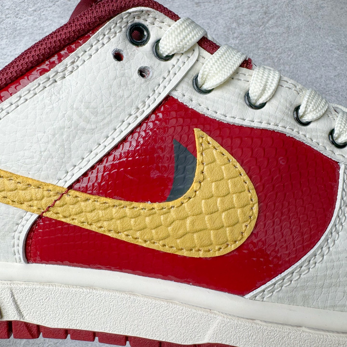 图片[17]-＃YC纯原 NK Dunk Low 蛇年限定 烛阴 RW1220-007 定制系列天花板 无原鞋不开发 全系列得物原鞋一比一校对开发 配色持续更新中 终端对接 优势输出 全套原厂楦头原纸板数据档案倾力打造 原汁原味莞产 极致还原 圈内最强针车工艺 高端零售指定版 广东原厂配套原盒原标 鞋盒分三个尺码段 原厂冲刀 超高清洁度 全鞋零毛边皮料切割 采用原厂百宏鞋带以及原厂百宏织唛舌标 内标可供原厂几率过验 进口原装条纹中底布 四线拉帮白色点胶 原厂拉帮手法遵循公司 原厂电绣 极致还原 尺码：36 36.5 37.5 38 38.5 39 40 40.5 41 42 42.5 43 44 44.5 45 46-选品中心