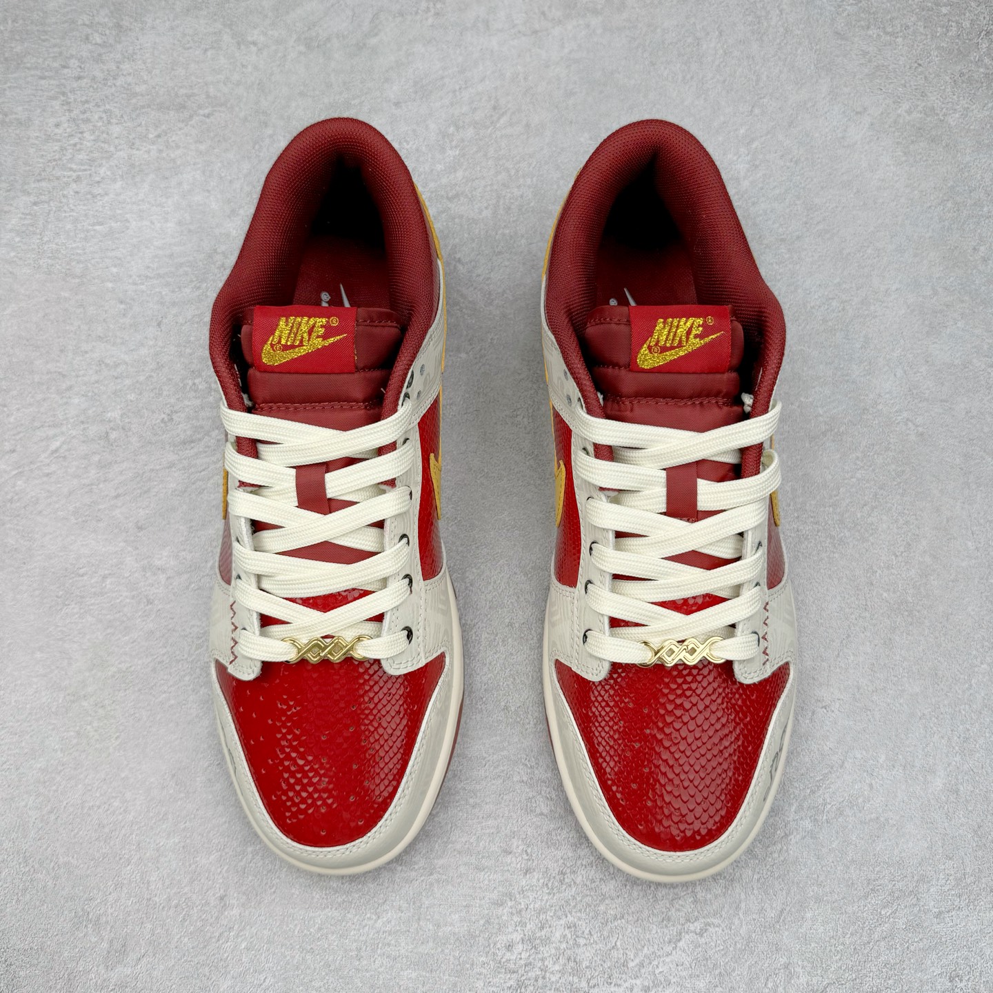 图片[2]-＃YC纯原 NK Dunk Low 蛇年限定 烛阴 RW1220-007 定制系列天花板 无原鞋不开发 全系列得物原鞋一比一校对开发 配色持续更新中 终端对接 优势输出 全套原厂楦头原纸板数据档案倾力打造 原汁原味莞产 极致还原 圈内最强针车工艺 高端零售指定版 广东原厂配套原盒原标 鞋盒分三个尺码段 原厂冲刀 超高清洁度 全鞋零毛边皮料切割 采用原厂百宏鞋带以及原厂百宏织唛舌标 内标可供原厂几率过验 进口原装条纹中底布 四线拉帮白色点胶 原厂拉帮手法遵循公司 原厂电绣 极致还原 尺码：36 36.5 37.5 38 38.5 39 40 40.5 41 42 42.5 43 44 44.5 45 46-选品中心
